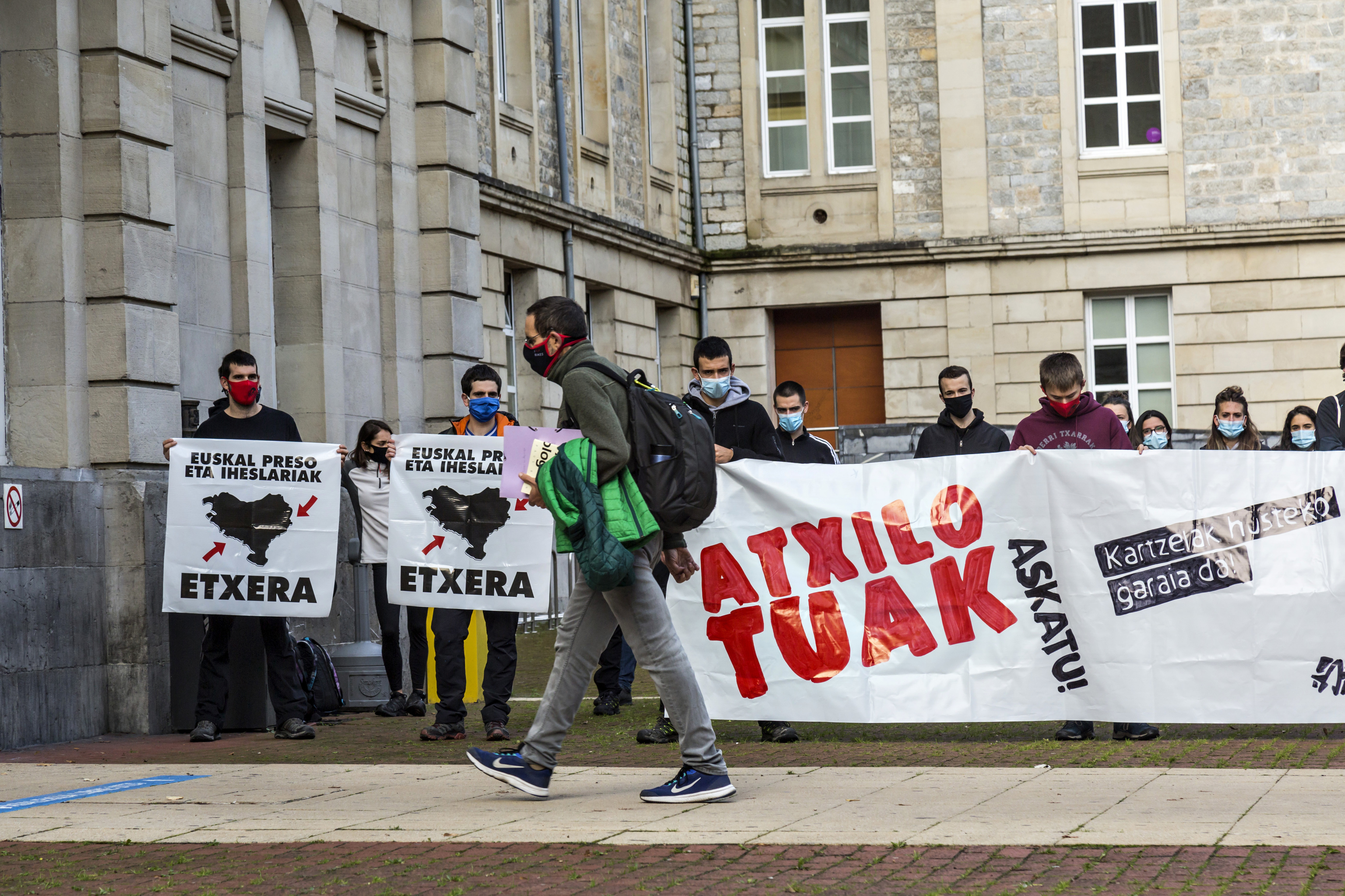 Simpatizantes de Ernai participan en una concentracin por los presos de ETA en el campus de lava.