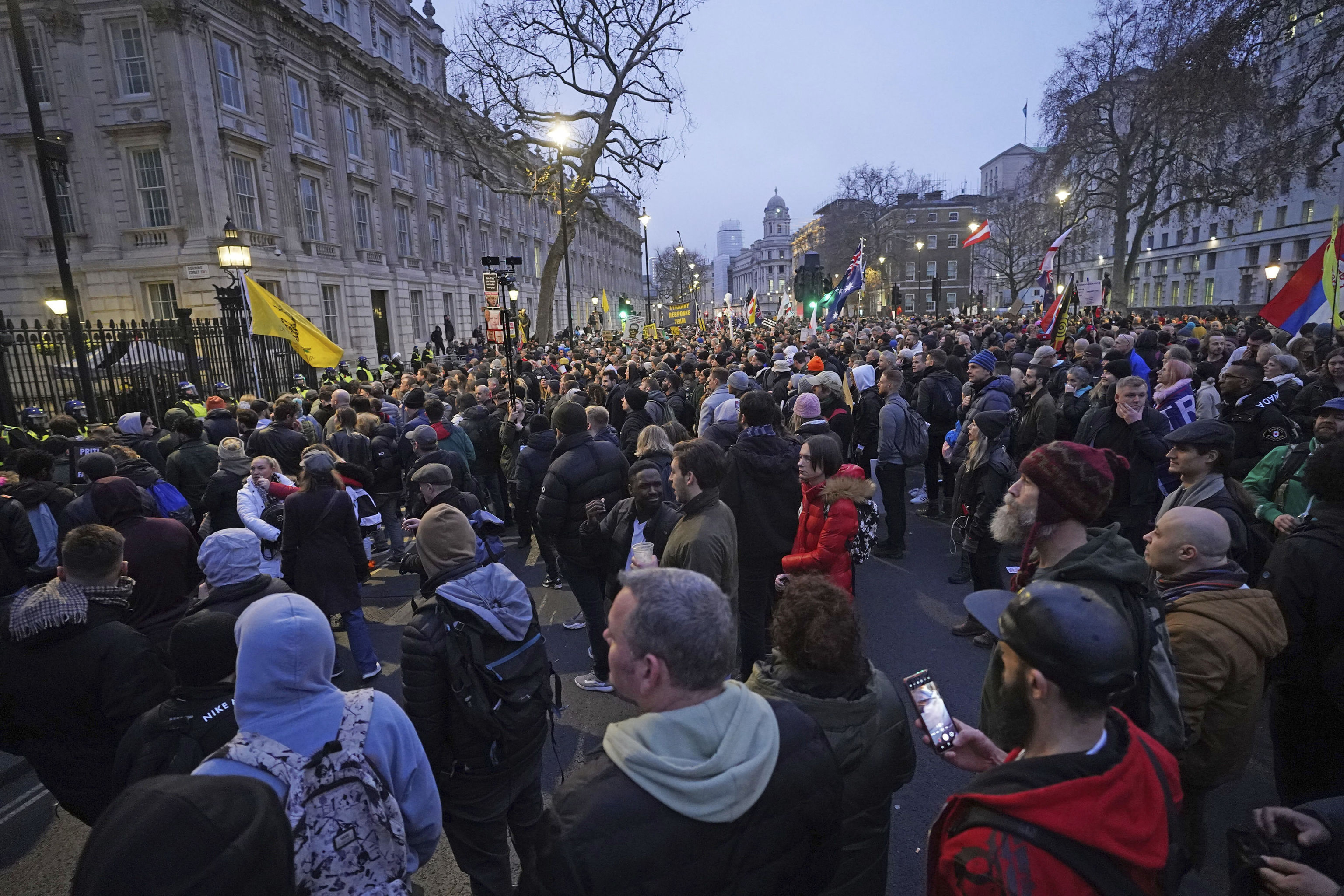 Manifestantes antivacunas hoy en Downing Street.