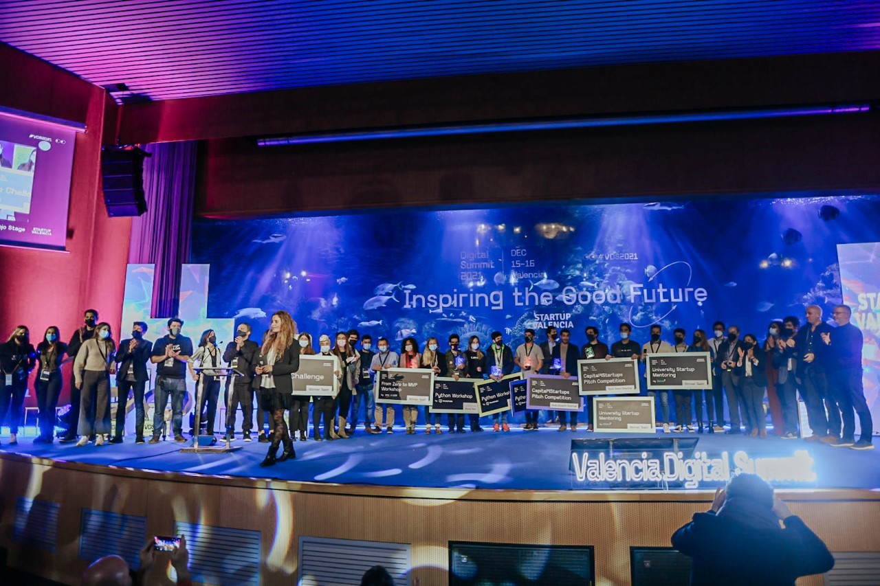 Los premiados del Valencia Digital Summit posando en el escenario de L'Oceanogràfic de Valencia.