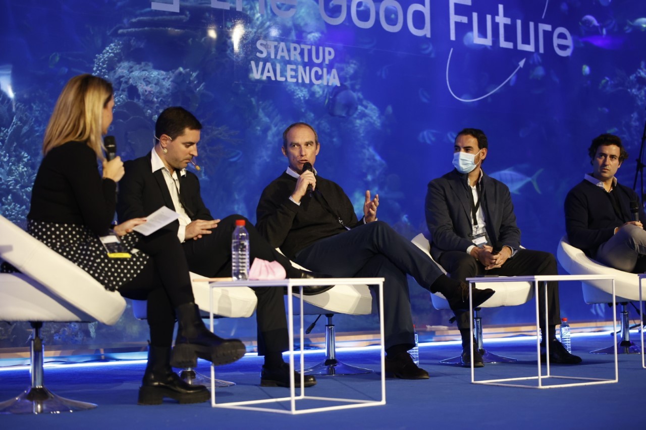 Patricia Pastor (GoHub), Javier Grau (Kenmei), Nico Goulet (Adara Ventures), José González (Galgus) y Antonio Gimenez de Cordoba  (Seaya), durante una mesa debate del evento.