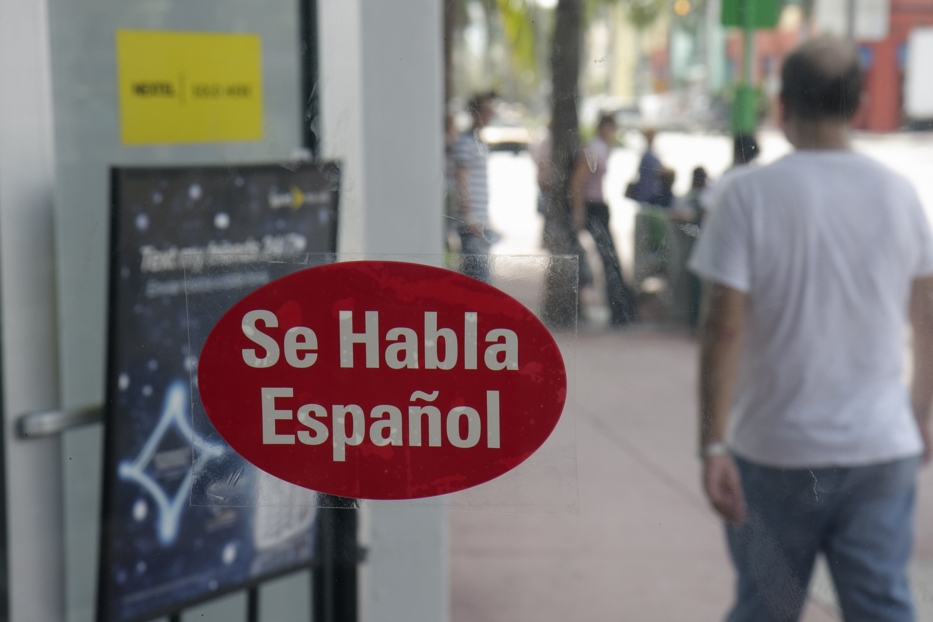 Imagen de Miami Beach en Florida, donde se especifica el uso del español en un comercio.