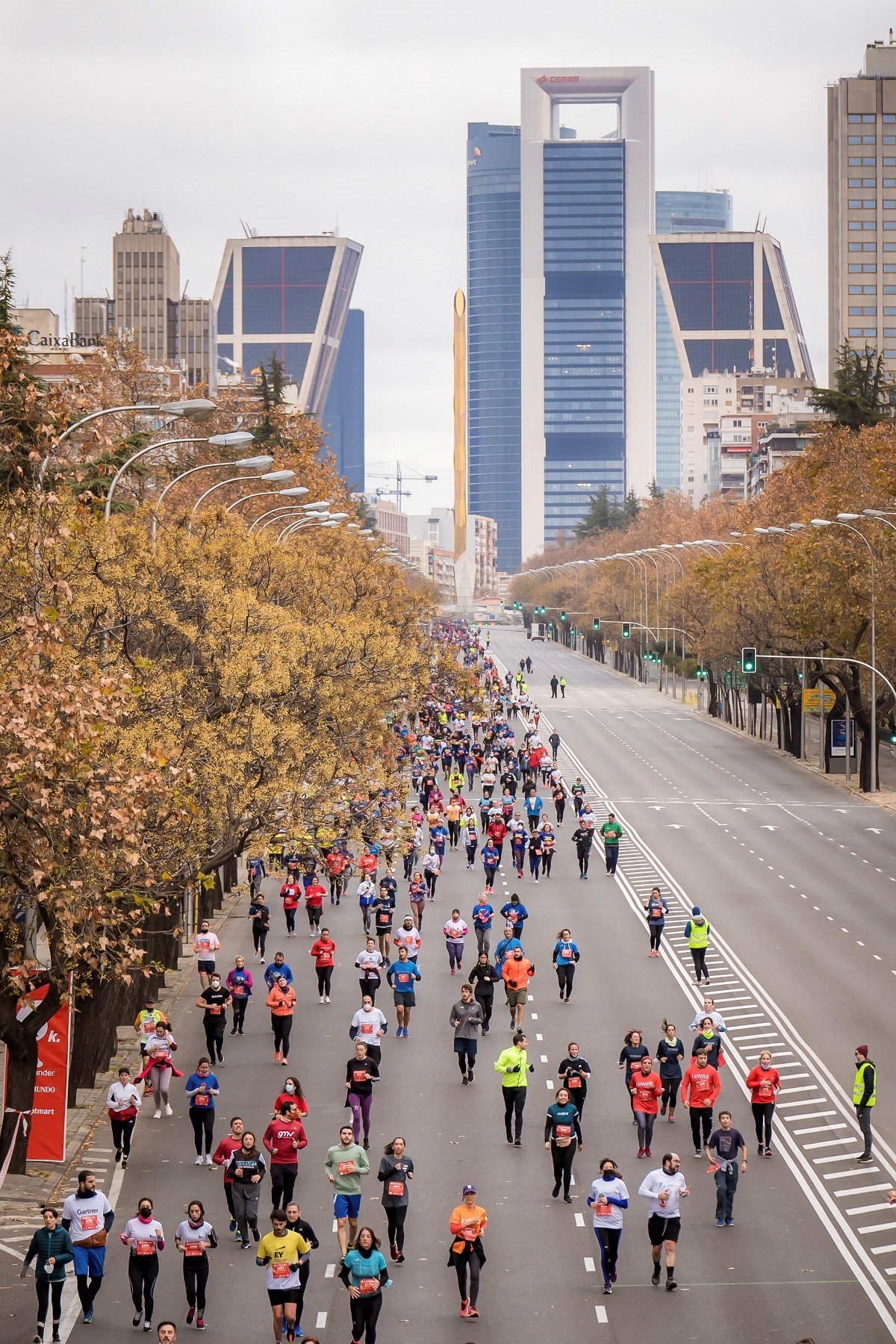 Miles de participantes durante la 22 Carrera de las Empresas by Santander, celebrada ayer.