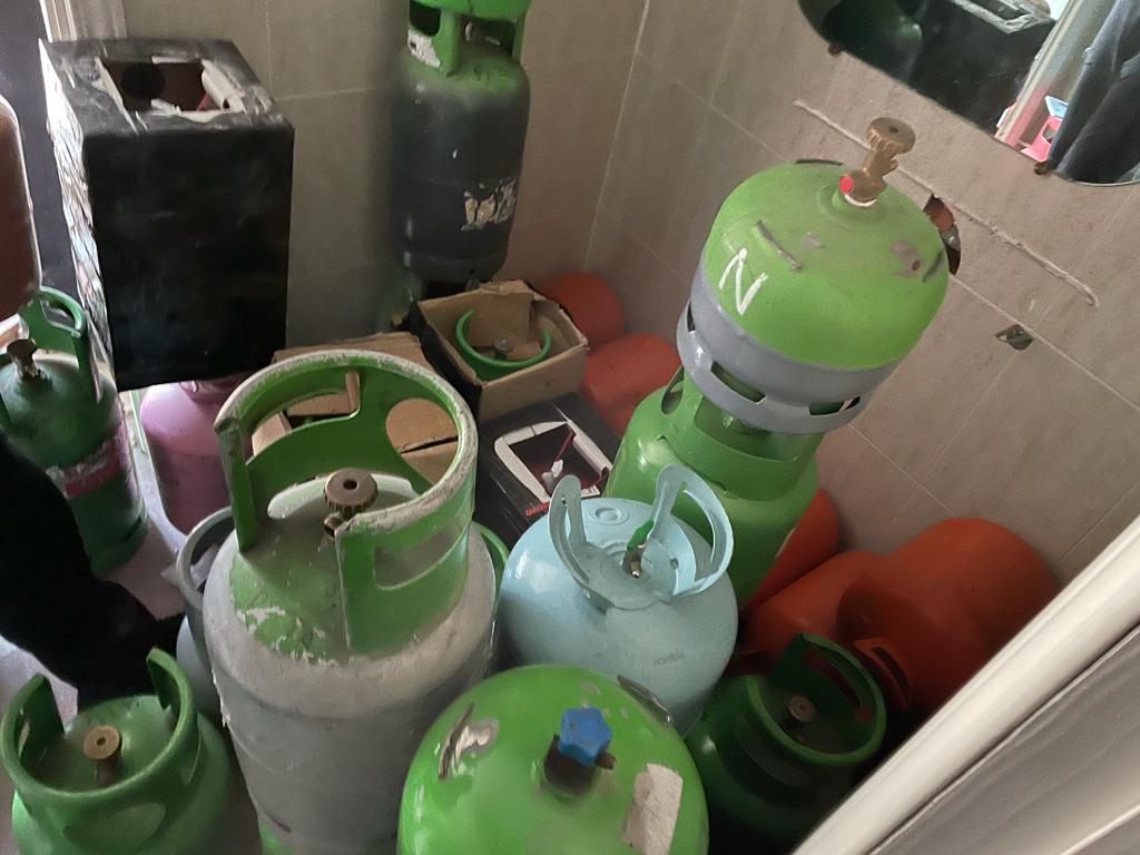 Botellas incautadas en una chatarrera que result ser un centro instalador de gas.