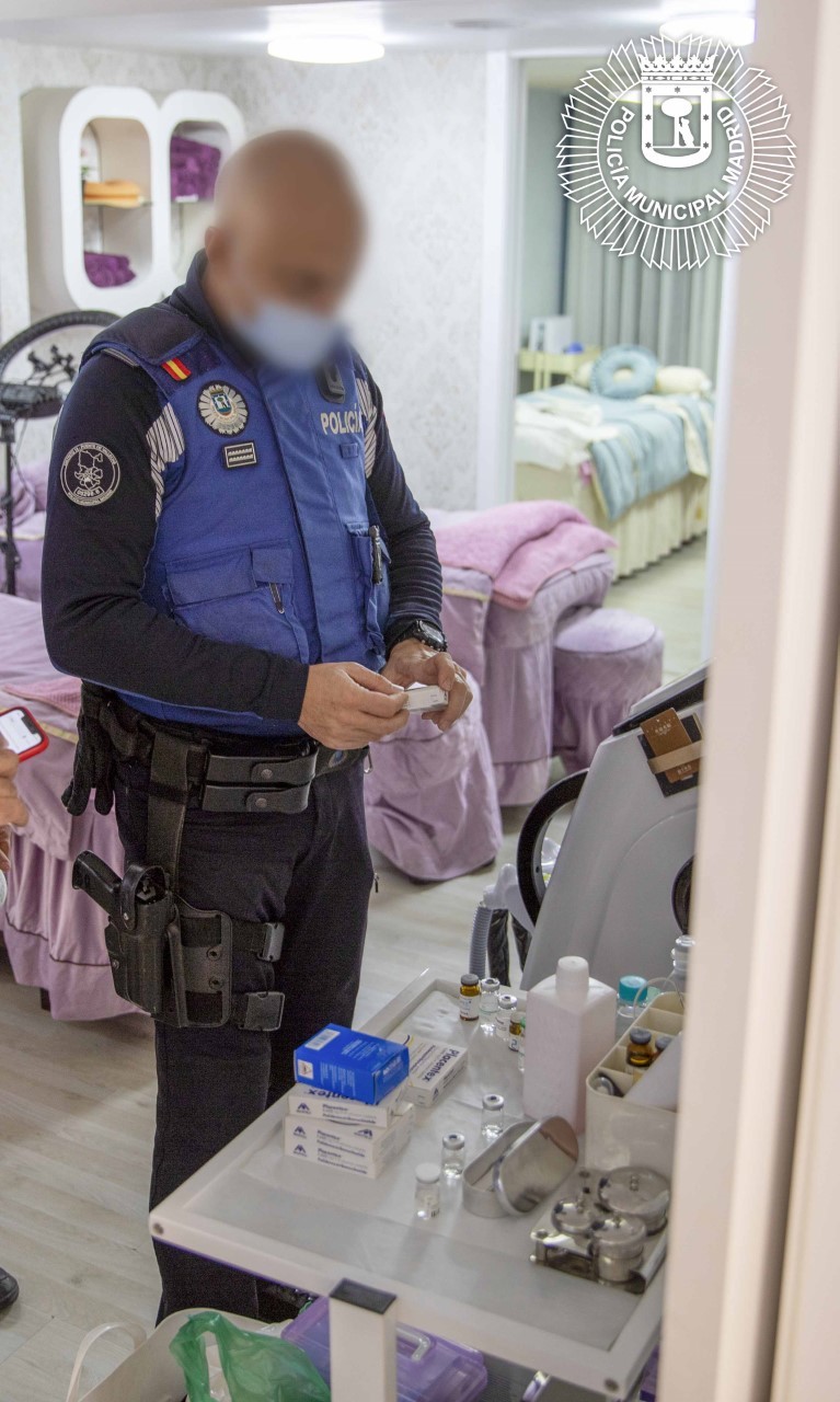 Un agente de la Polica Municipal inspeccionando productos en un saln de masajes.