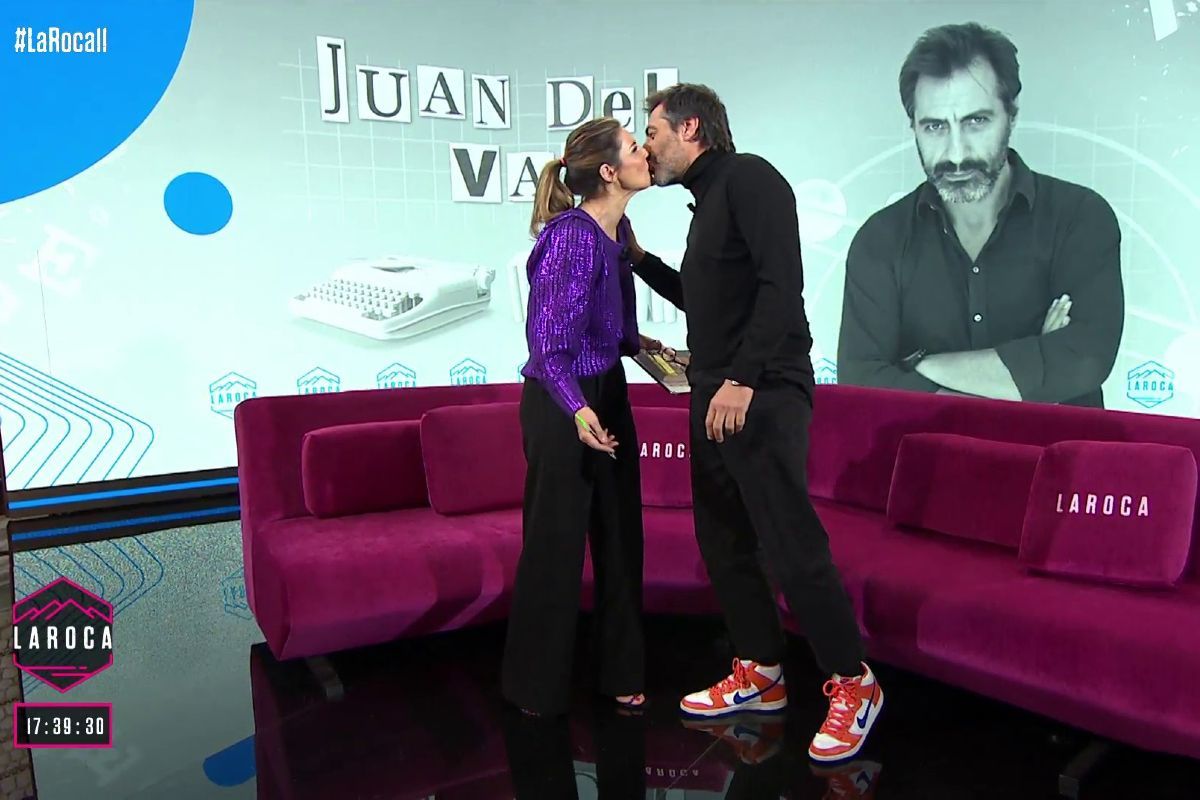 La entrevista con beso incluido de Nuria Roca a Juan del Val