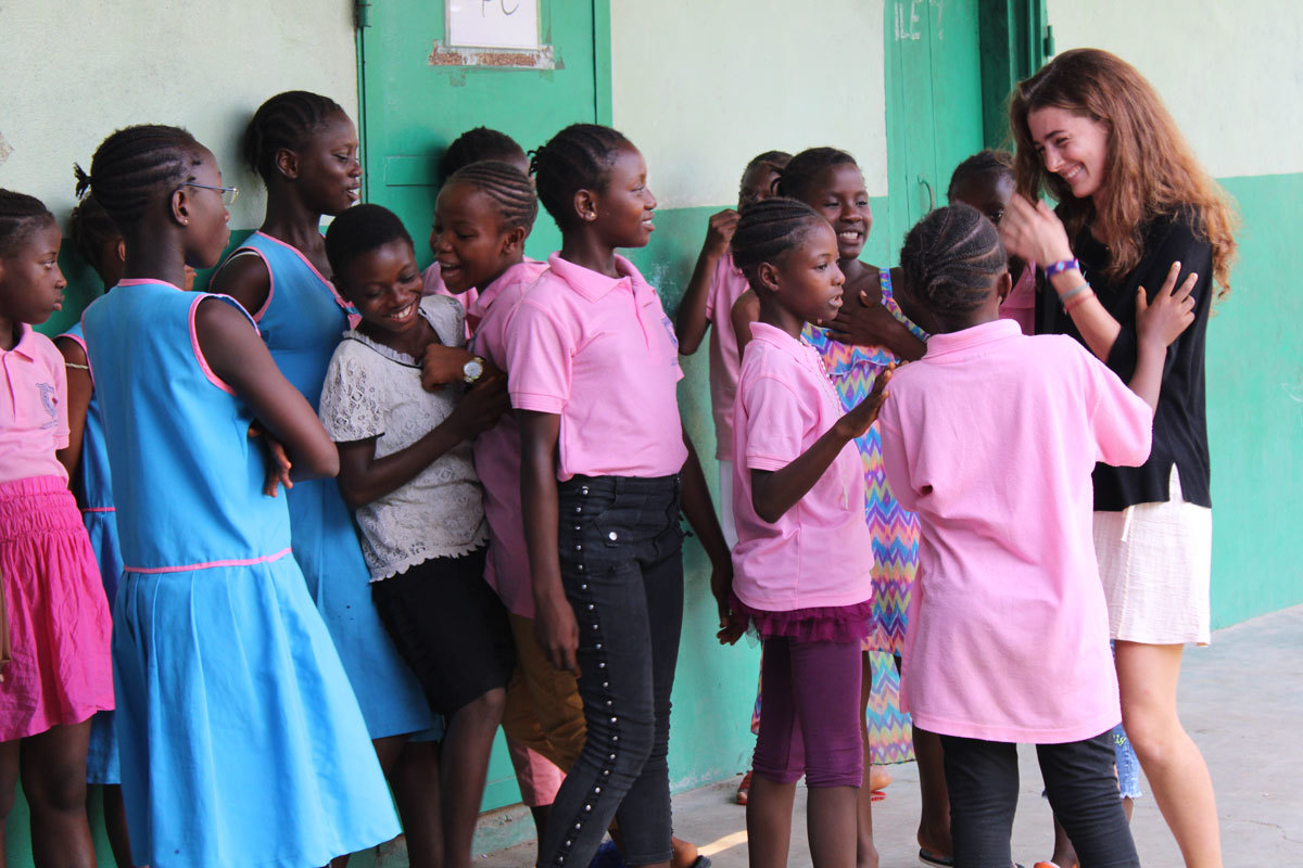 Nieves Pallars coopera en un proyecto sobre sensibilizacin en salud sexual y reproductiva en las escuelas Our Lady of Guadalupe Primary-Secondary School, y Maria Ins School en Sierra Leona.