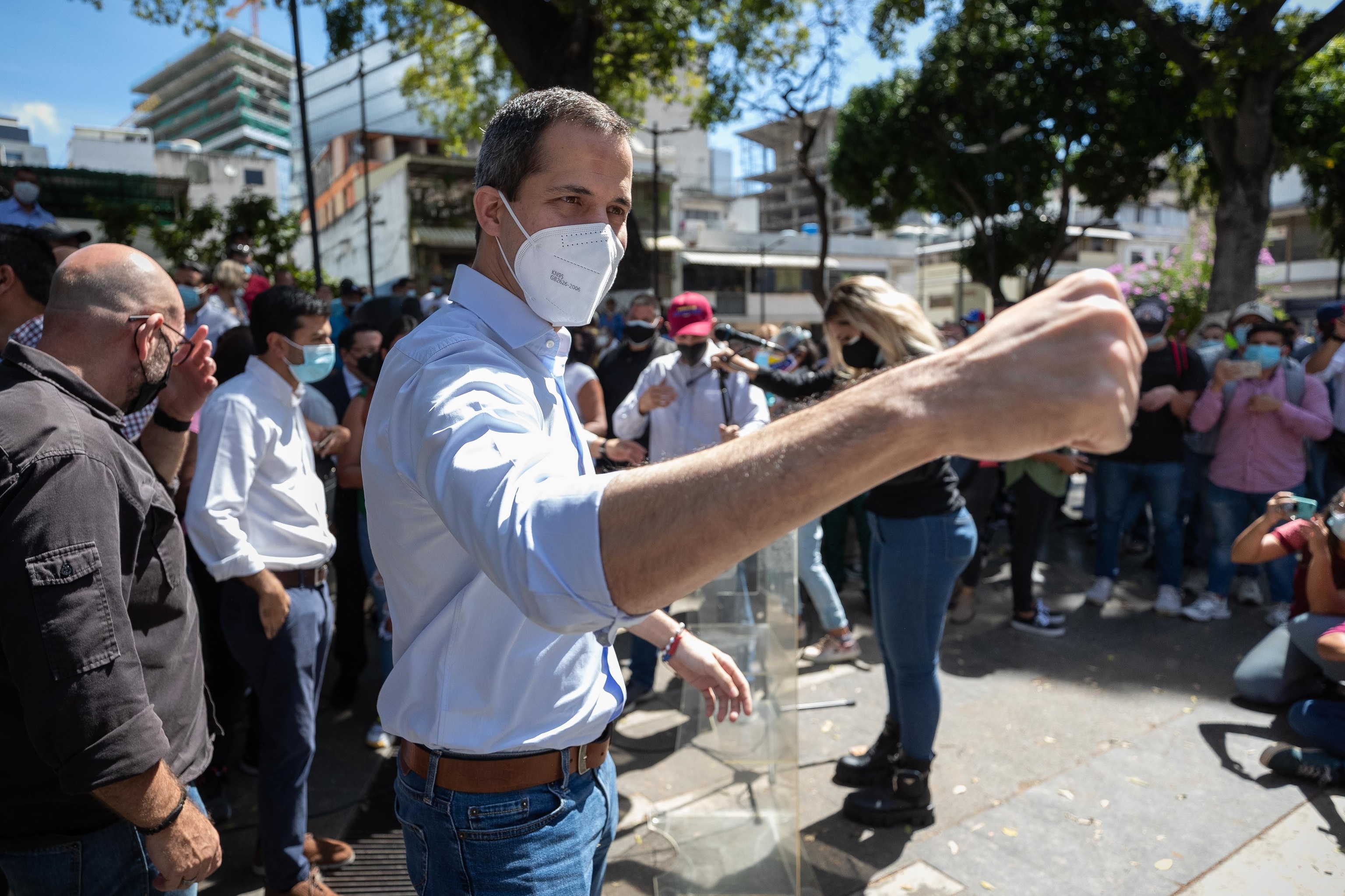 Juan Guaidó saluda a sus seguidores en Caracas.