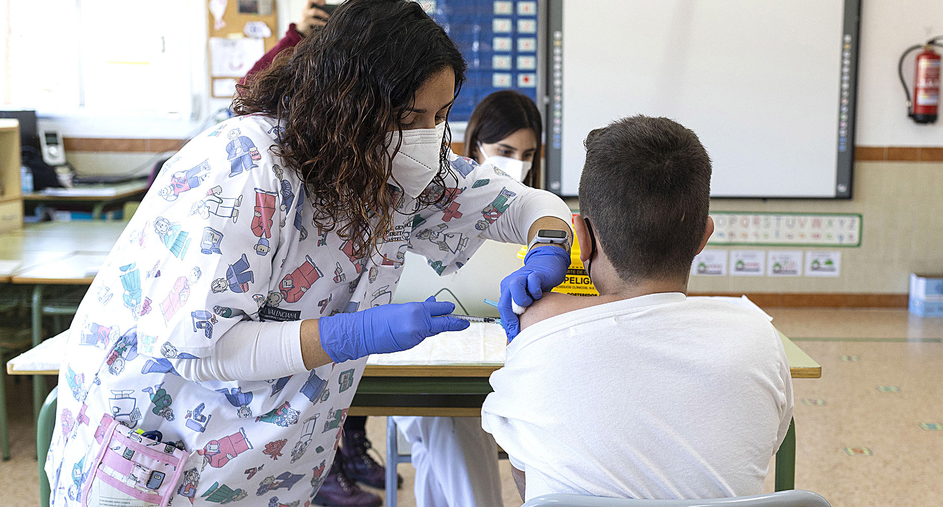 Un escolar recibe la vacuna contra el Covid durante la campaa en los colegios.
