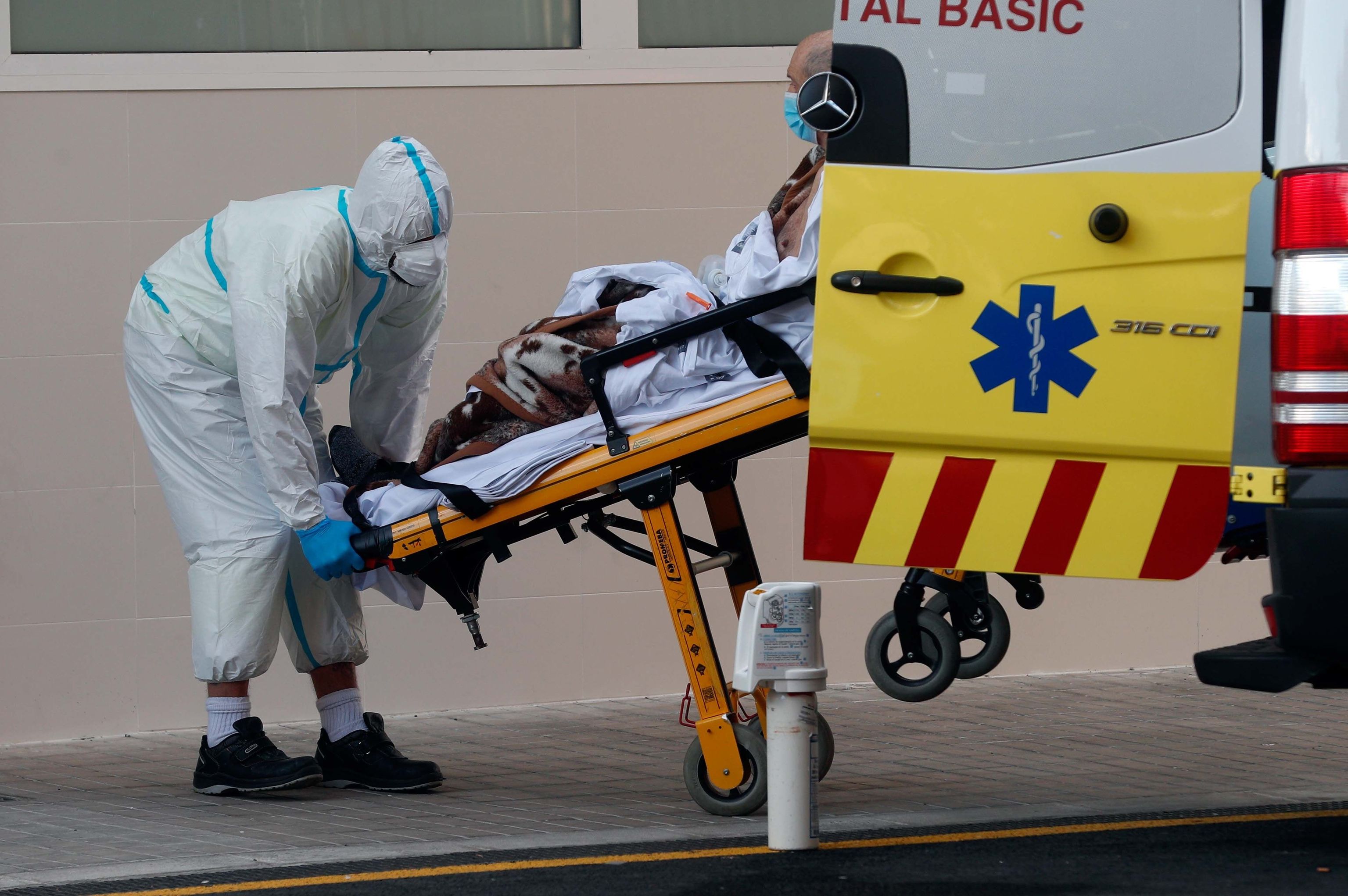 Un enfermo de Covid sube a una ambulancia.