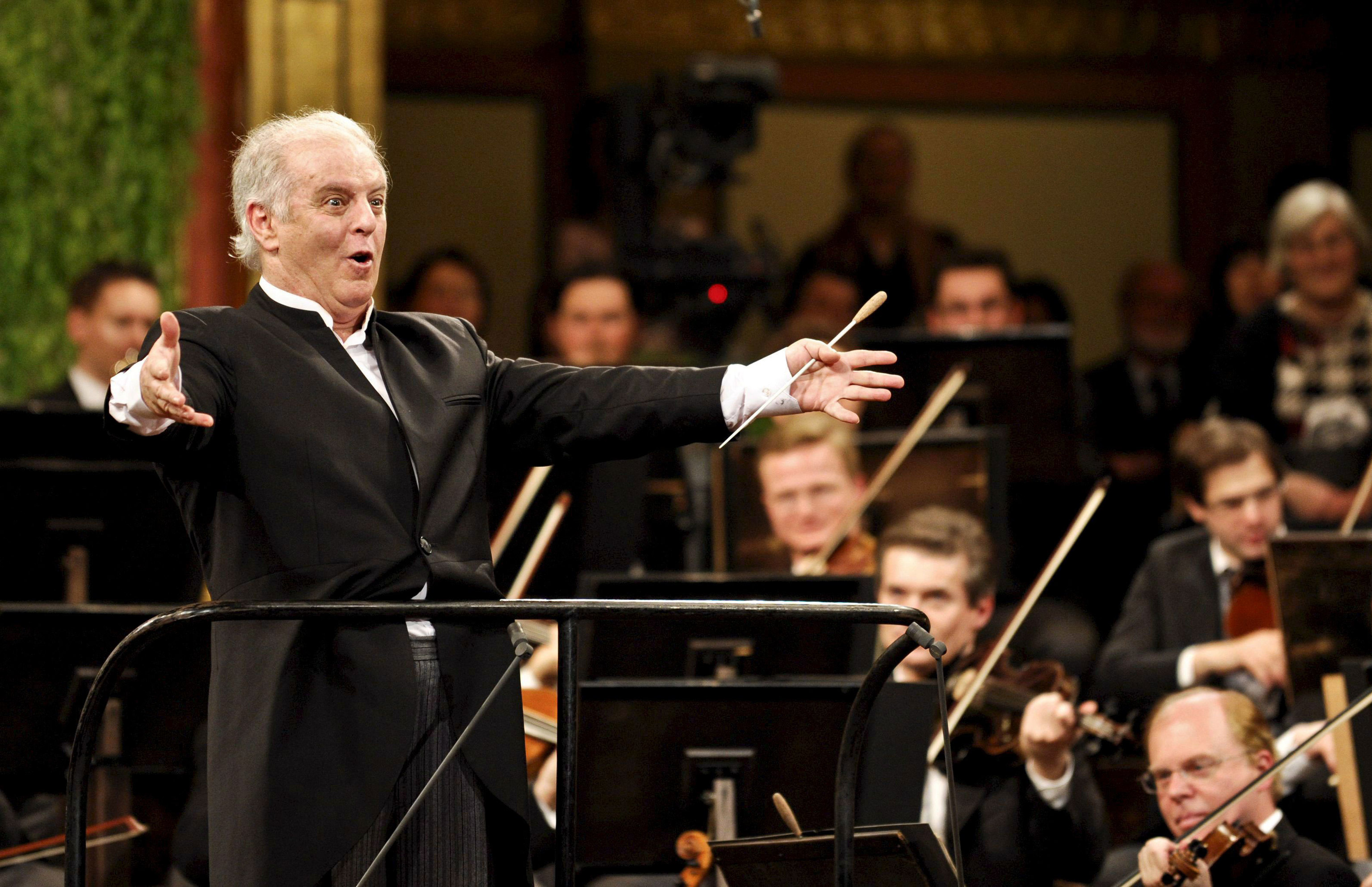 Daniel Barenboim dirigiendo la orquesta del Concierto de Ao Nuevo.