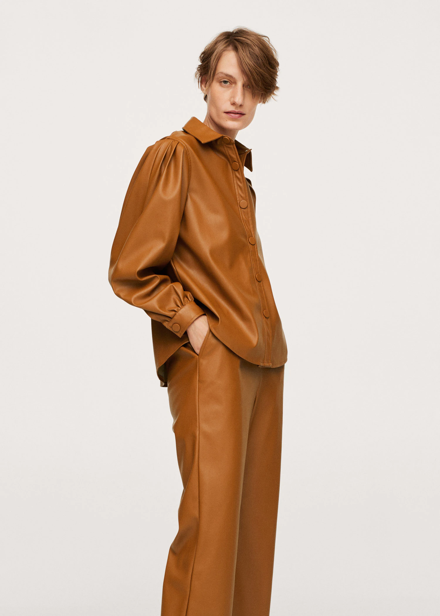 Seis camisas Zara Mango que demuestran el marrón es el nuevo negro | Moda