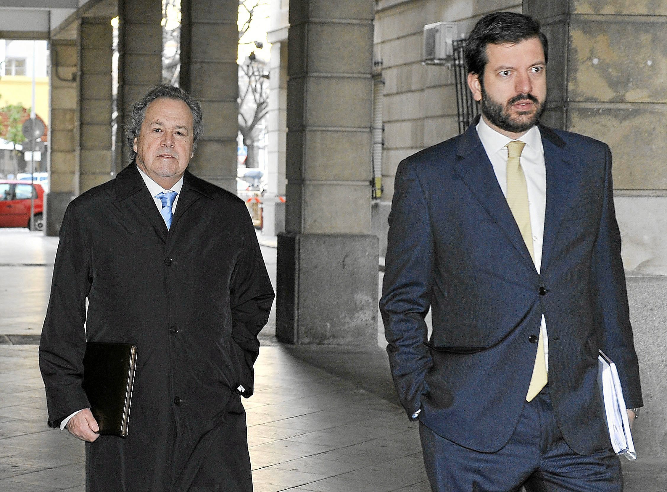 Toms Prez Sauquillo (a la izquierda), a la entrada de los juzgados de Sevilla.