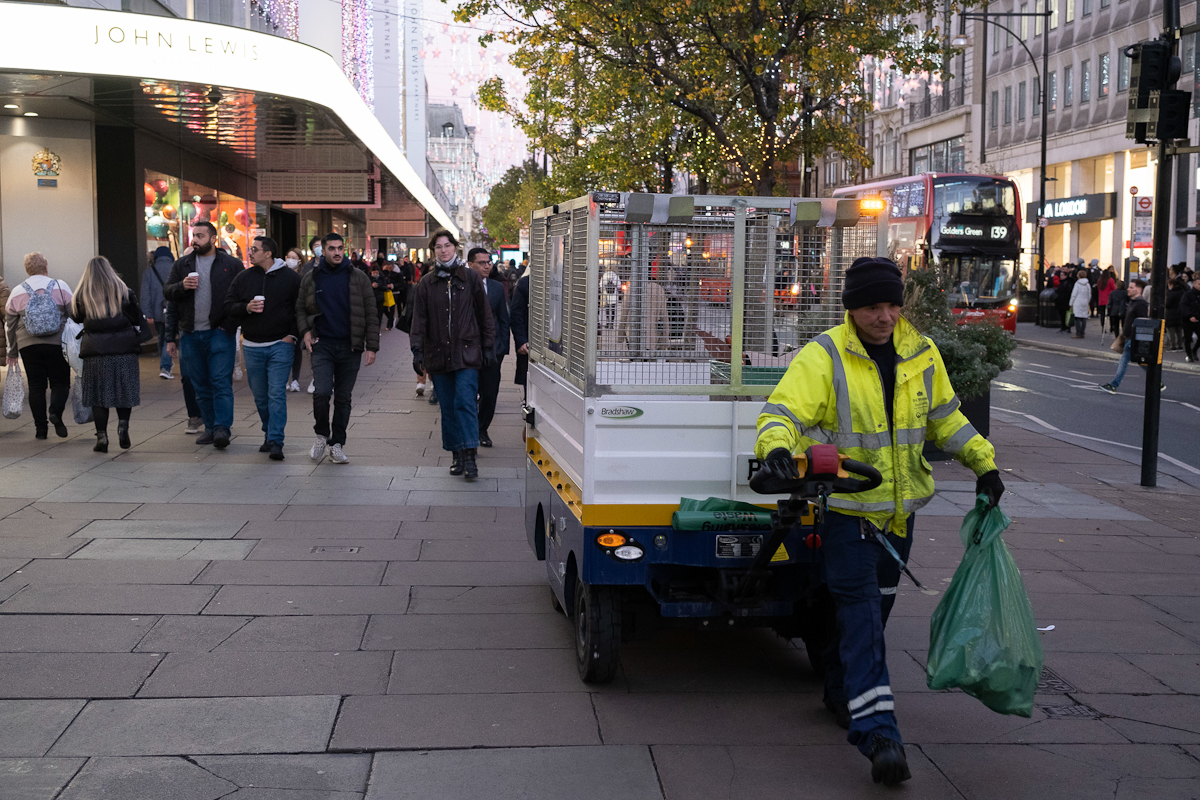 Un trabajador municipal limpia la comercial calle de Oxford Street, en Londres.