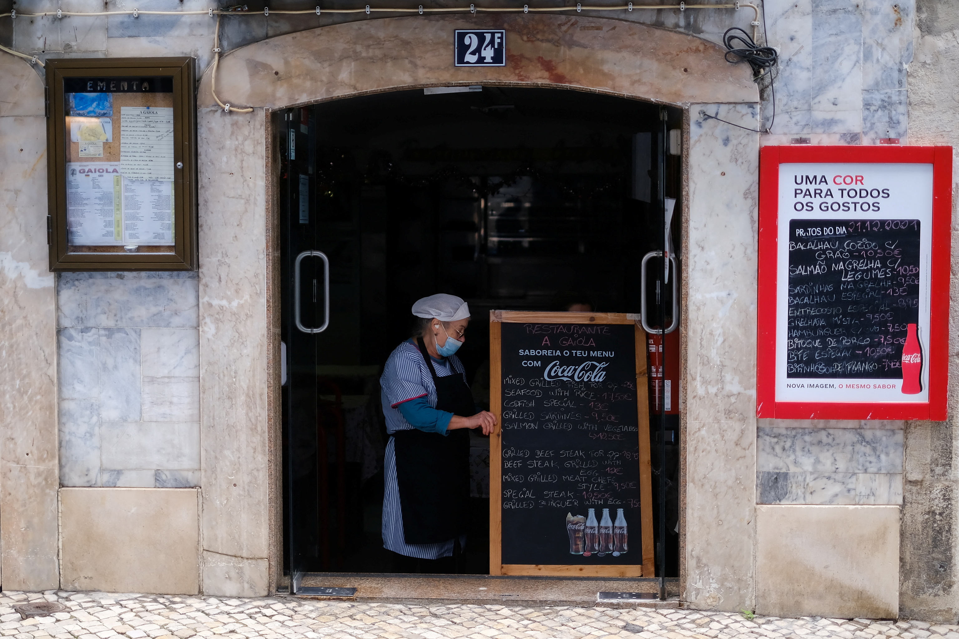 La entrada de un restaurante en Lisboa