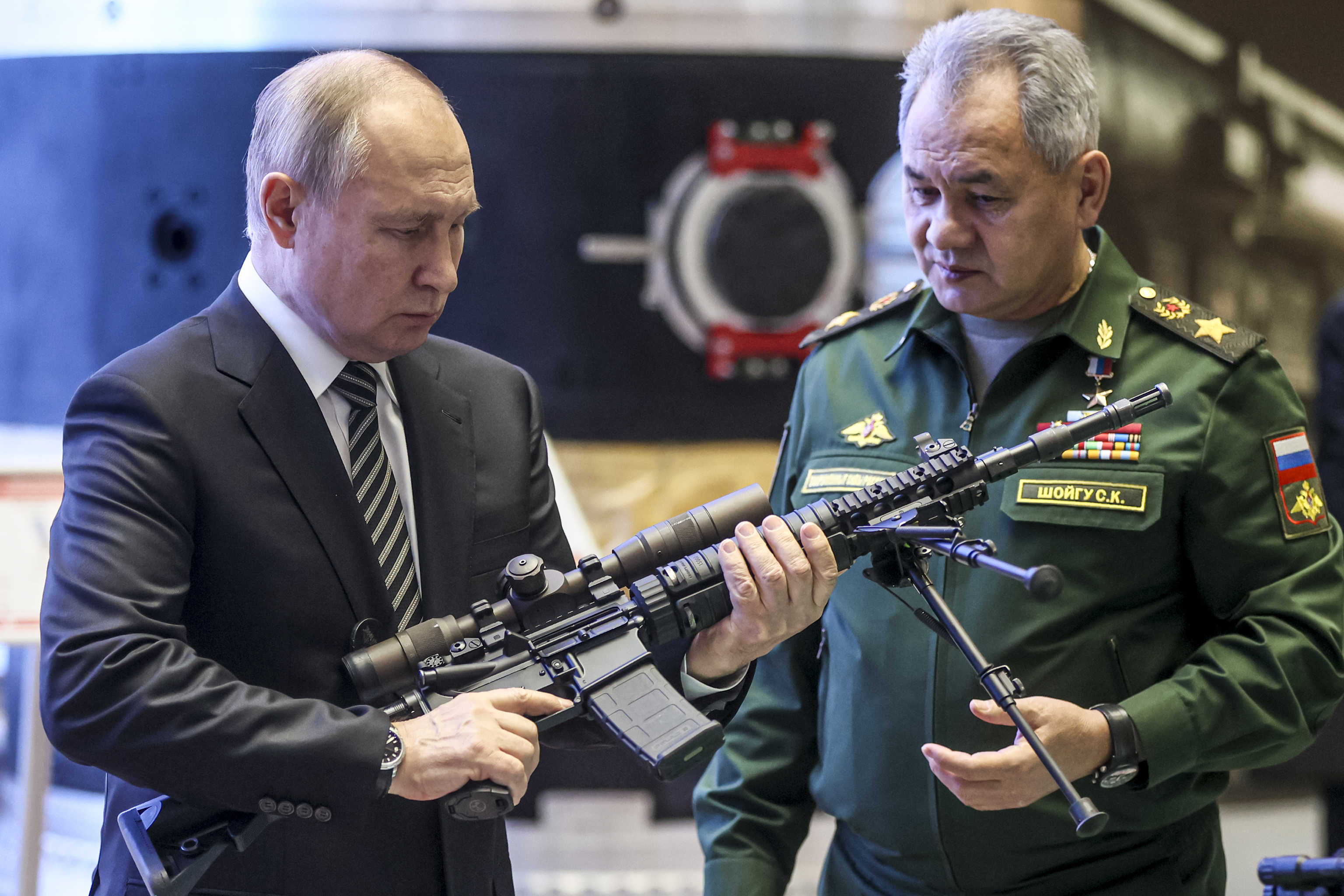 Vladimir Putin y su ministro de Defensa, Sergei Shoigu, en una feria militar.