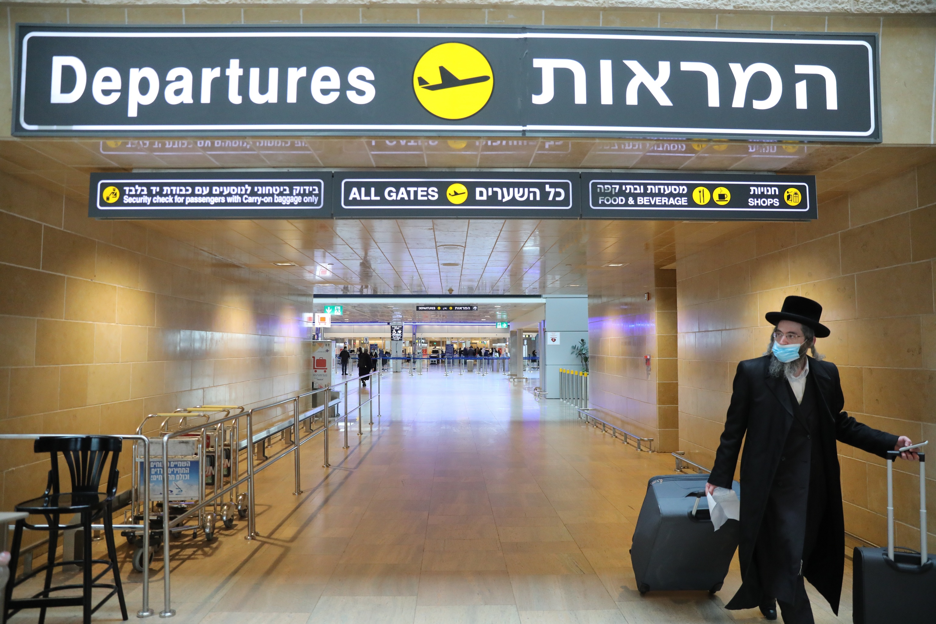 Un pasajero camina este lunes en un casi desierto aeropuerto de Tel Aviv.