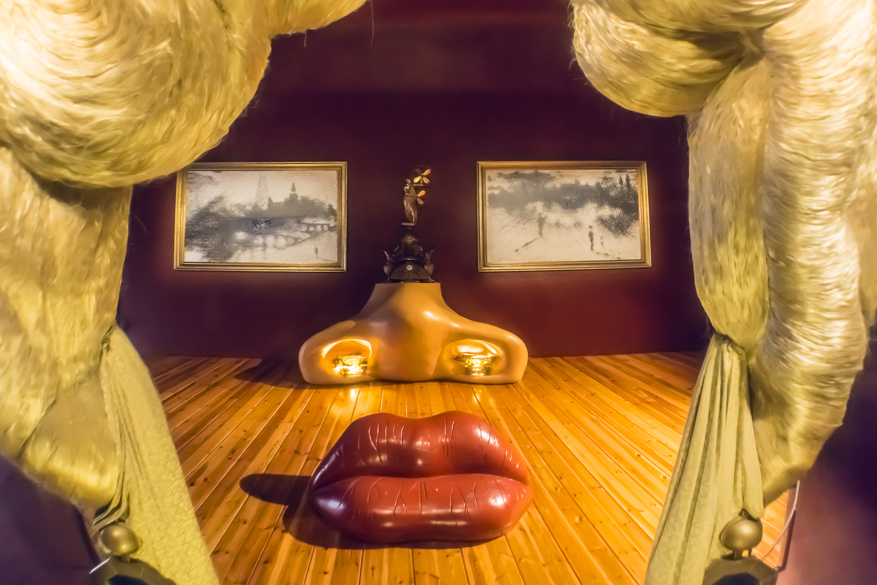 La sala dedicada a Mae West en el Museo-Teatro Dalí.
