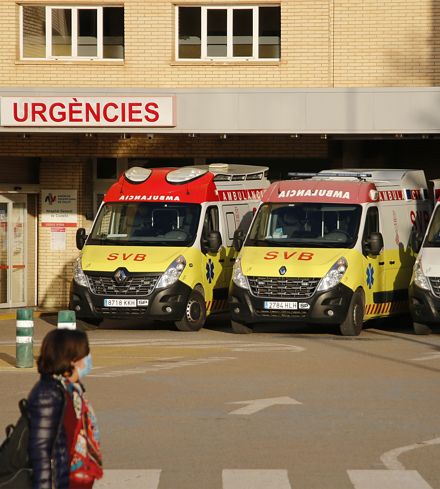Varias ambulancias, junto a la zona de Urgencias del hospital General de Castelln.