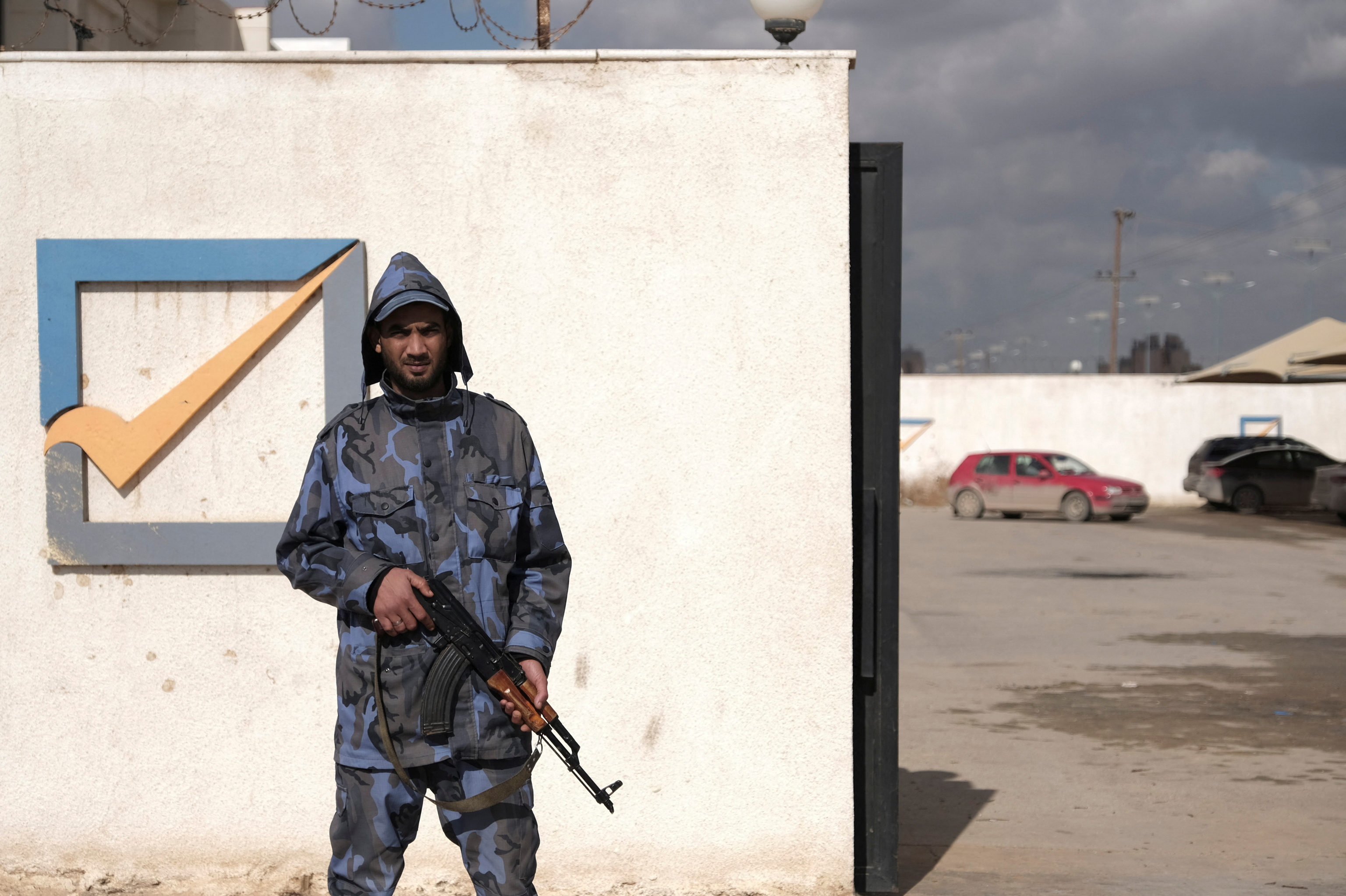 Un guardia armado vigila la sede de la Comisión Electoral, en Bengasi.