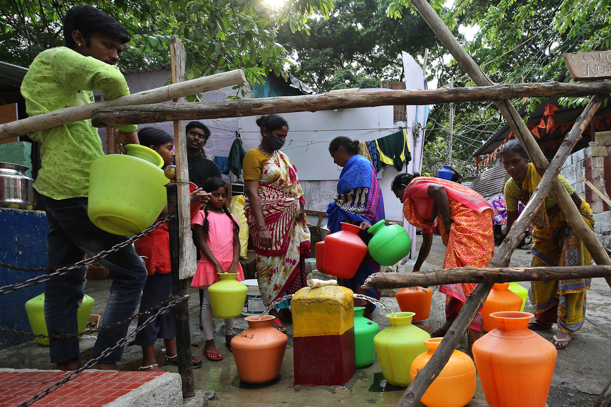 Residentes de Bangalore recogen agua de una fuente.