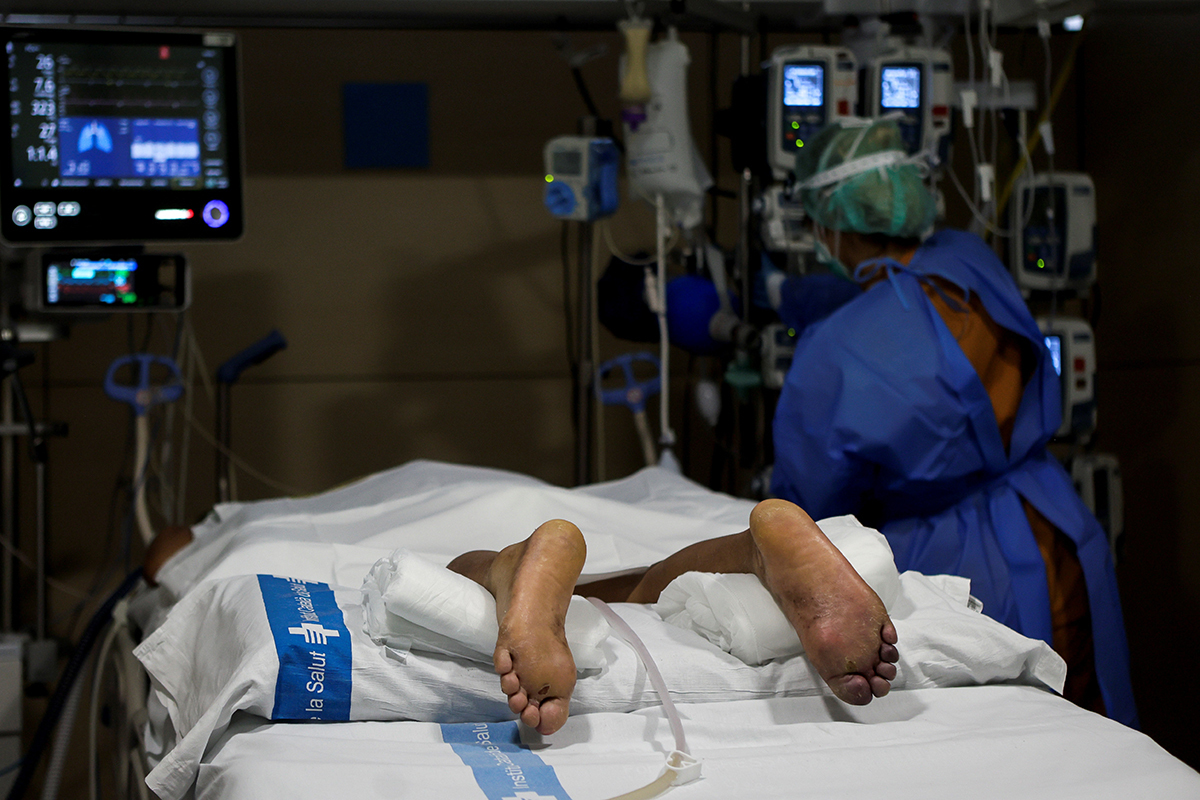 En la imagen personal del Servicio de Medicina Intensiva del Hospital del Vall d'Hebron de Barcelona atienden a un paciente, en el mes de octubre.