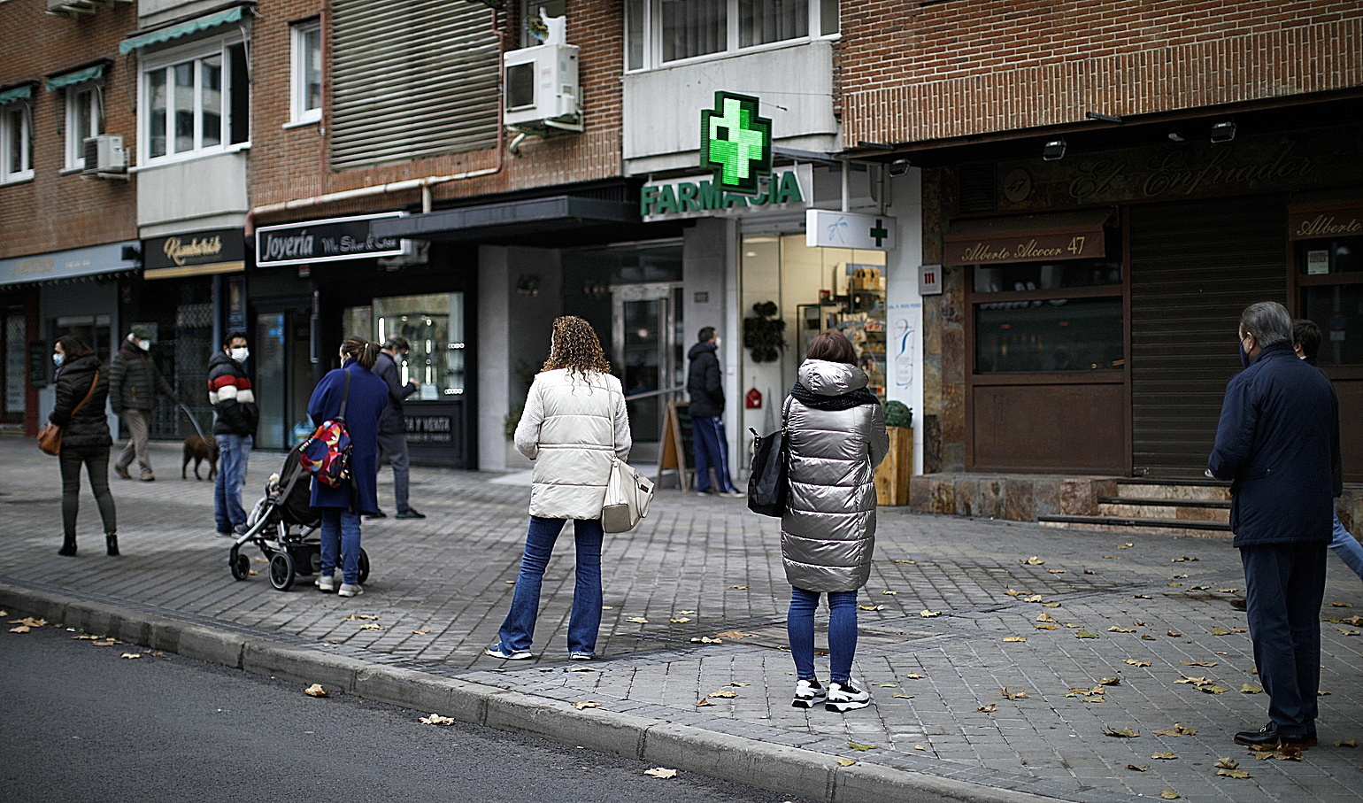 Larga fila ante una farmacia de la calle Costa Rica, ayer en Madrid capital, para conseguir el test de antígenos gratuito.