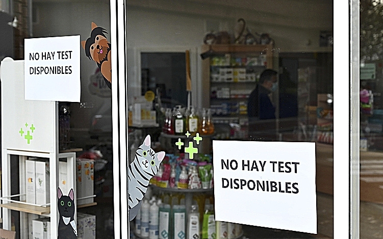 Carteles de la falta de test en una farmacia de Madrid.