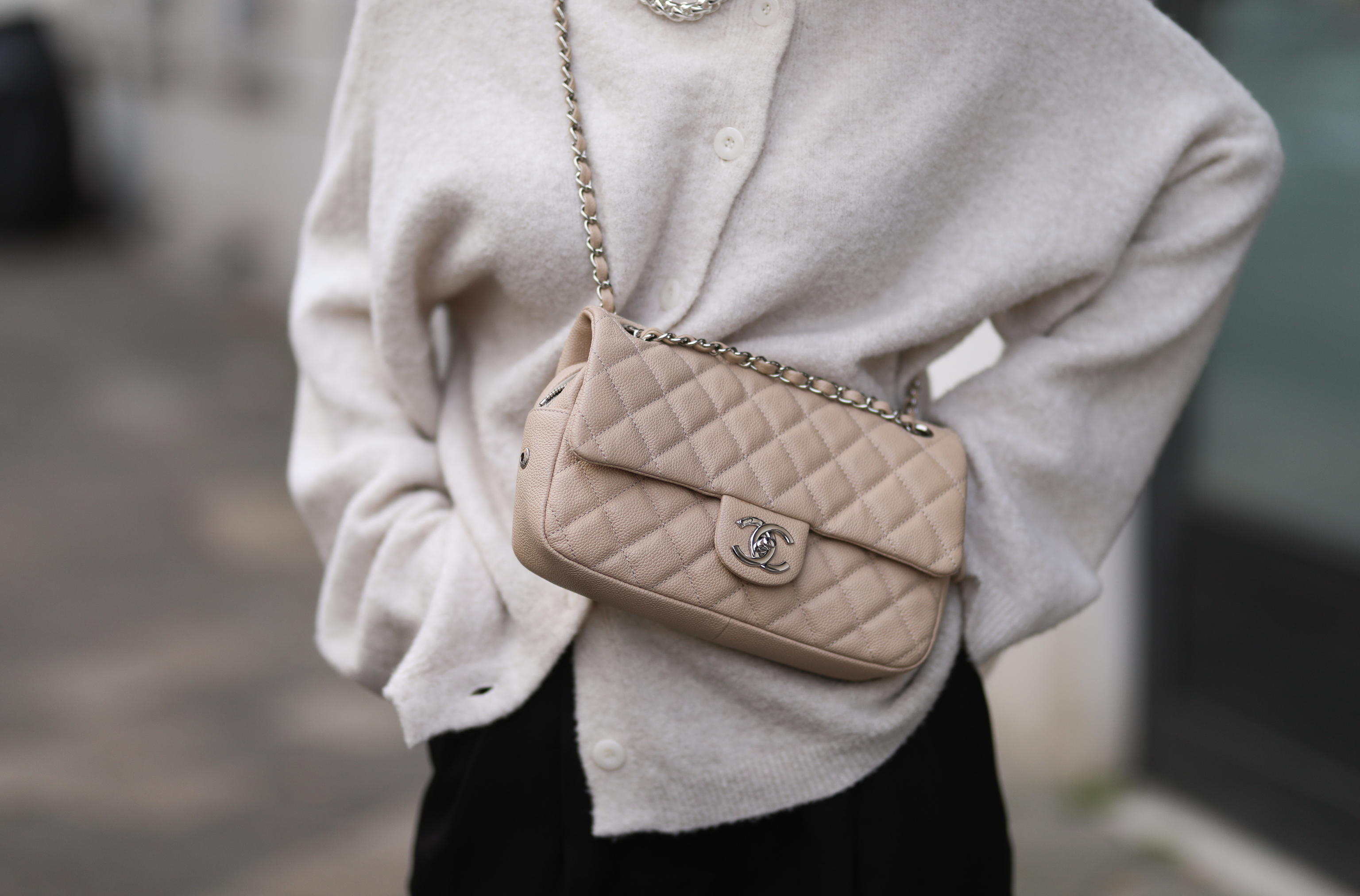 Los bolsos de Chanel vuelven a subir de (y se acercan a los de Hermès) | Moda
