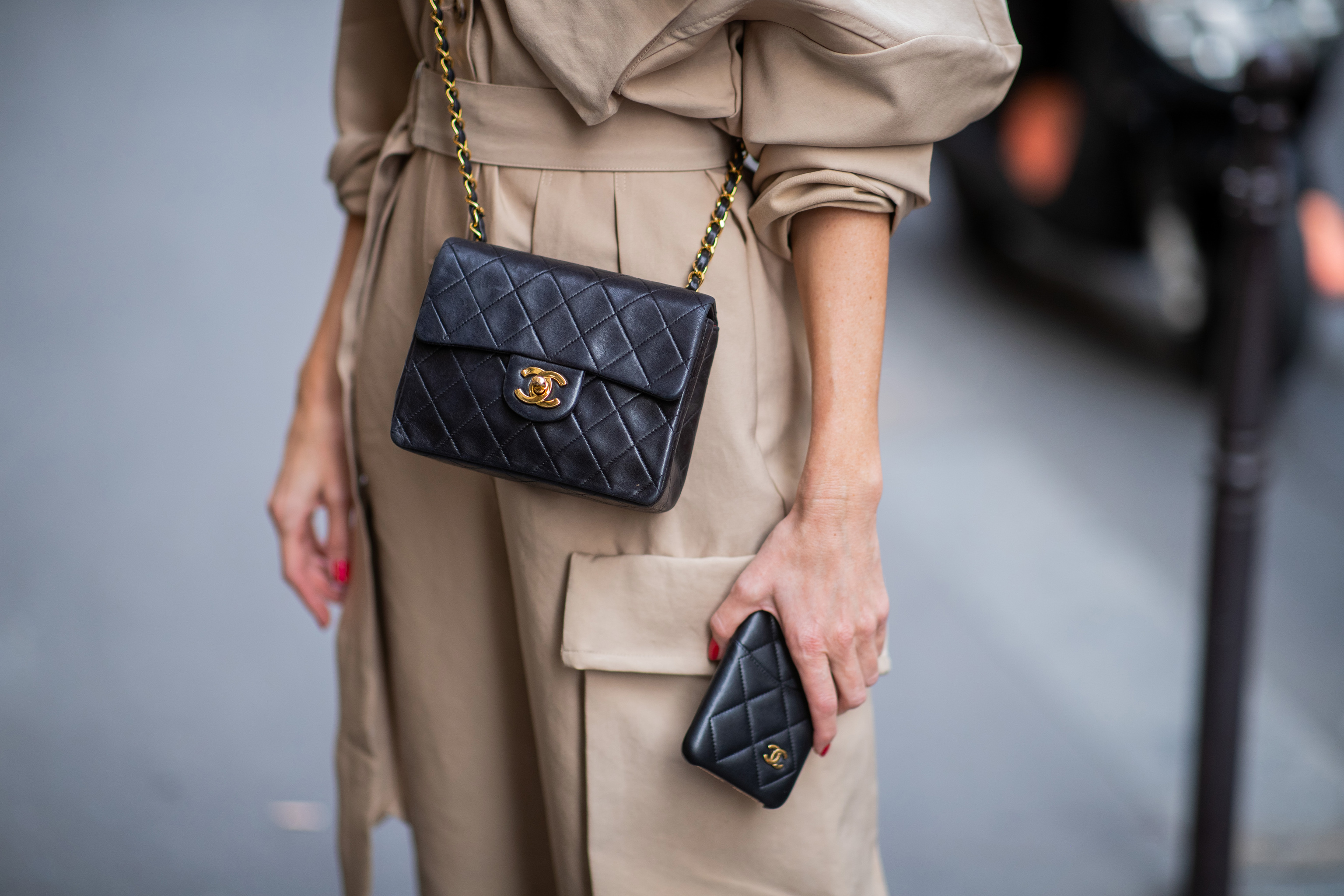 Audaz techo Traer Los bolsos de Chanel vuelven a subir de precio (y se acercan a los de  Hermès) | Moda
