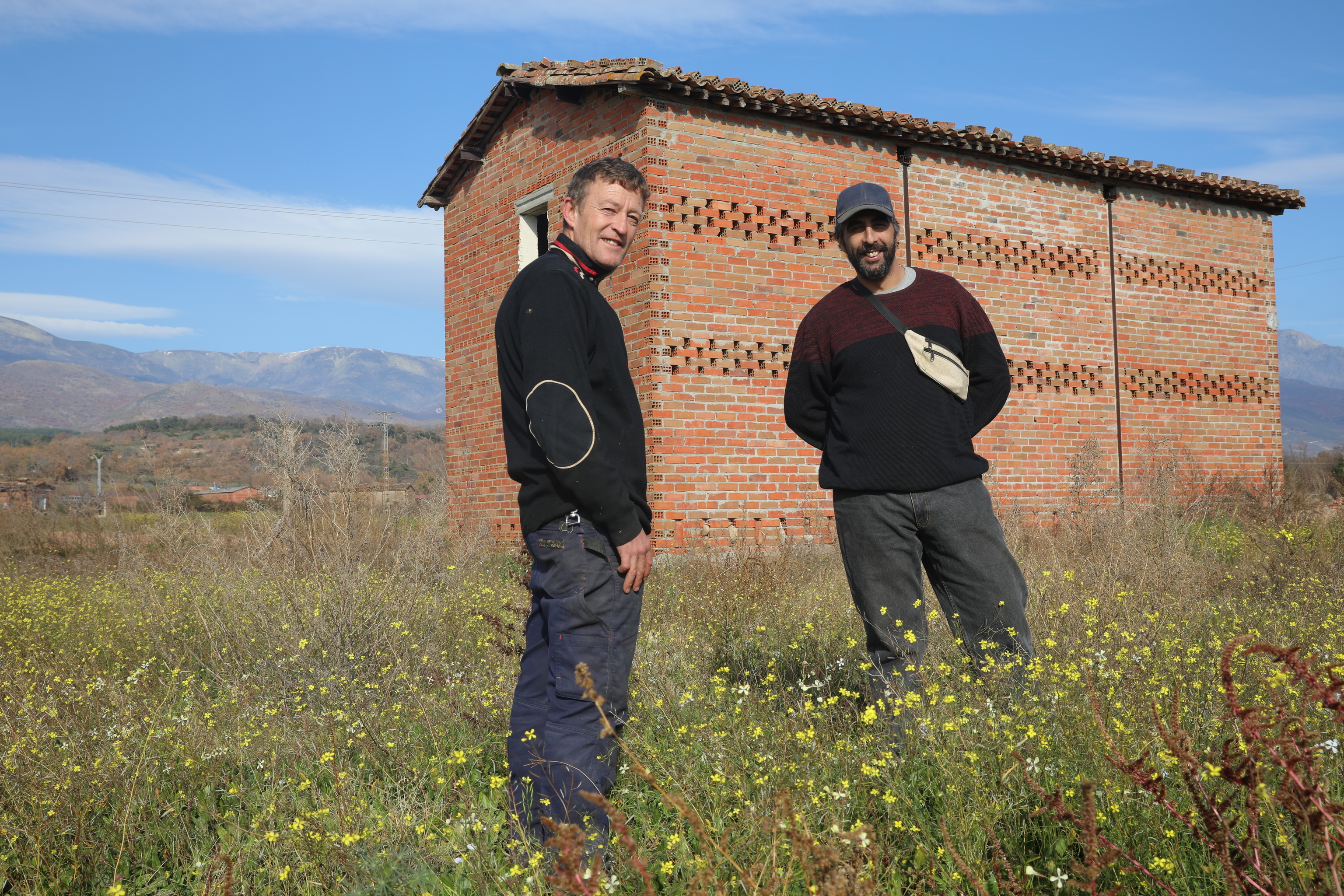 Santiago Timón y Nicolas Puerto, responsables de la empresa Cannavera Citogenética, en el secadero donde tratan el  cáñamo. Villanueva de la Vera (Caceres), 17 de diciembre de 2021