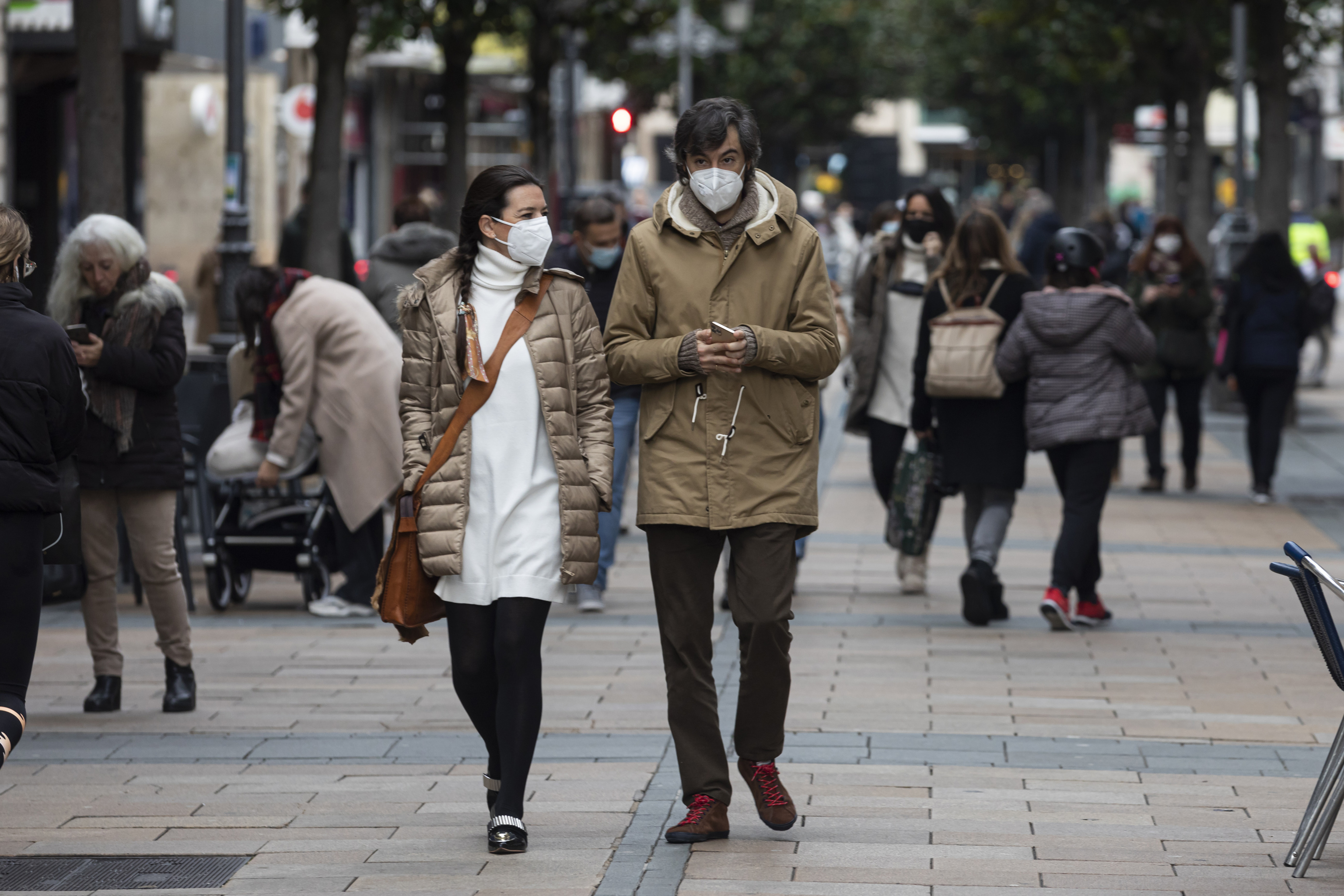 Ciudadanos de Vitoria con la mascarilla puesta por las calles antes de que su uso sea obligatorio a partir de mañana viernes.