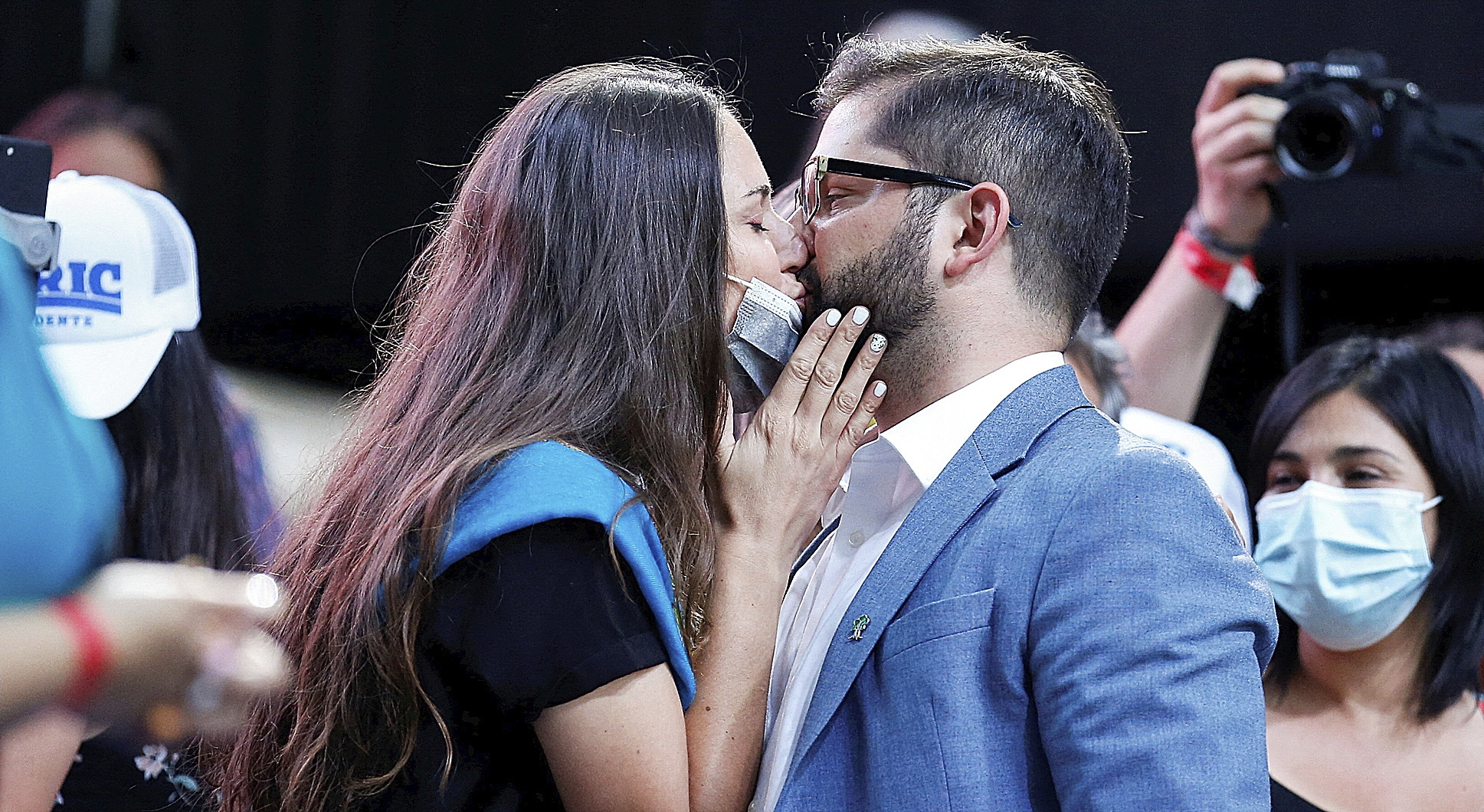 Boric e Irina Karamanos besándose durante el cierre de campaña en Santiago de Chile.