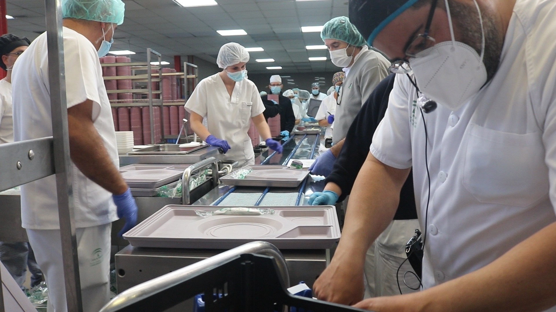 Personal de cocina del Hospital Virgen del Roco prepara los mens de Nochebuena para sus 500 pacientes ingresados.