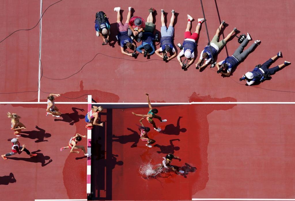 Una de las series de los 3.000 metros obstáculos femeninos en Tokio.