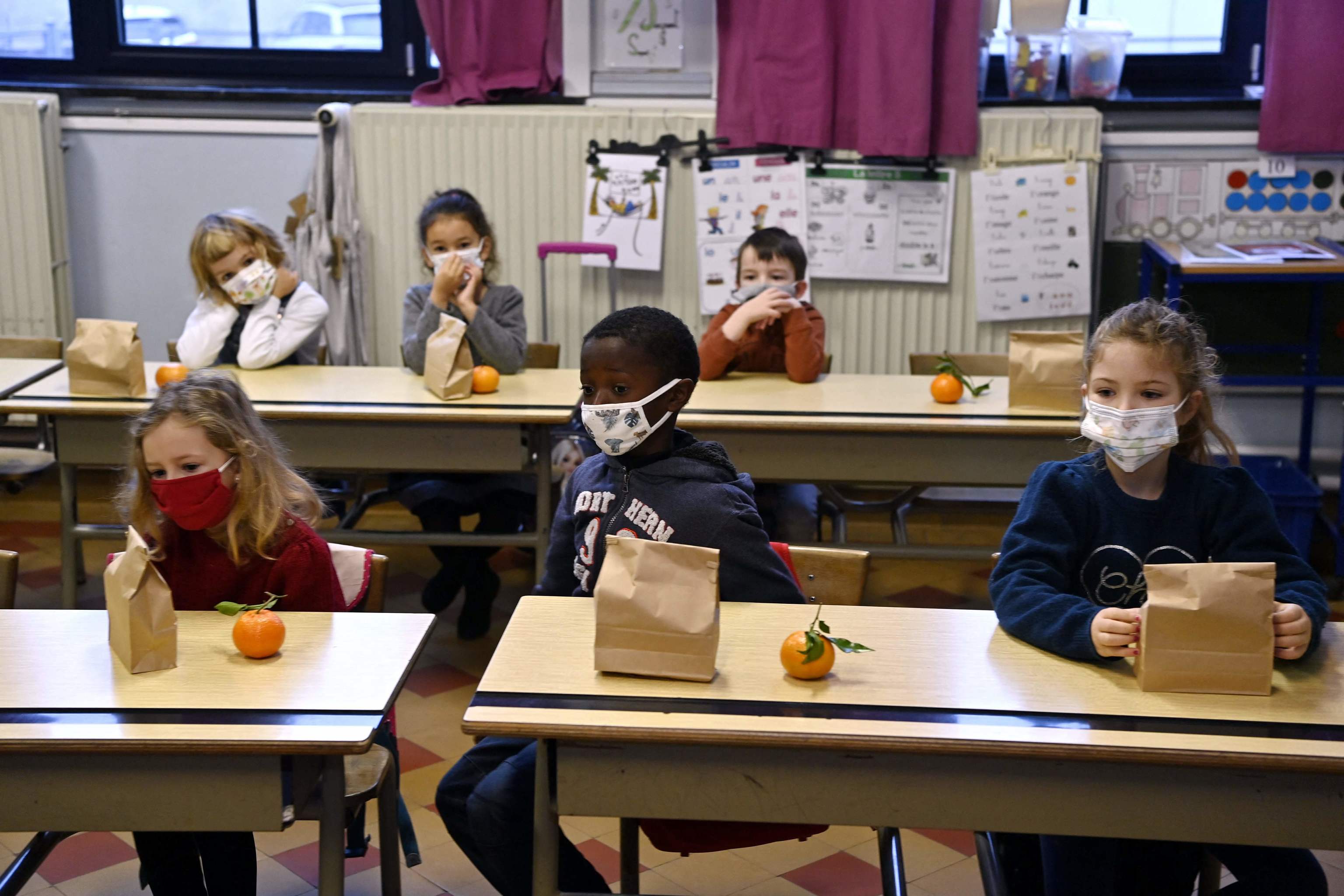 Escolares belgas, con mascarilla en clase.