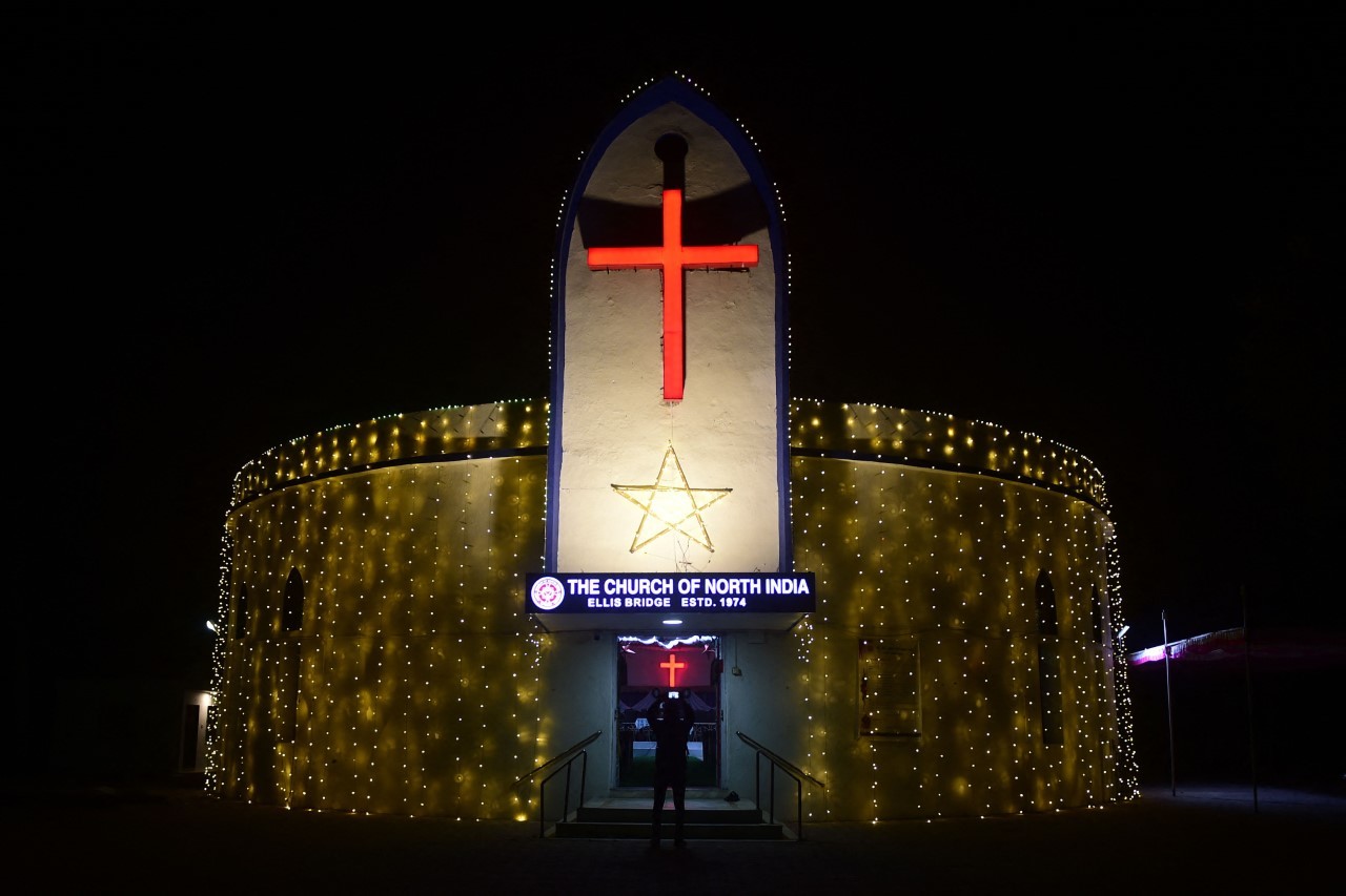 Un templo cristiano alumbrado en Ahmedabad (India).