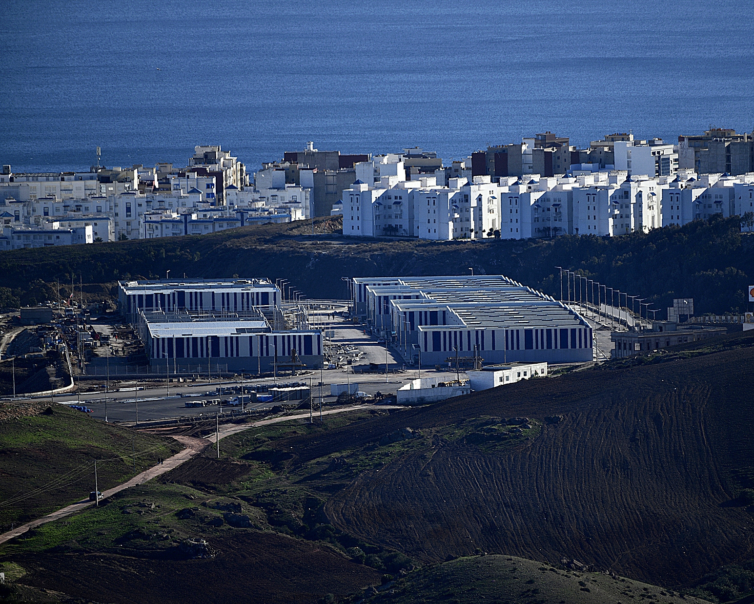 Imagen de las obras de la gran zona comercial e industrial que Marruecos est construyendo frente a Ceuta.