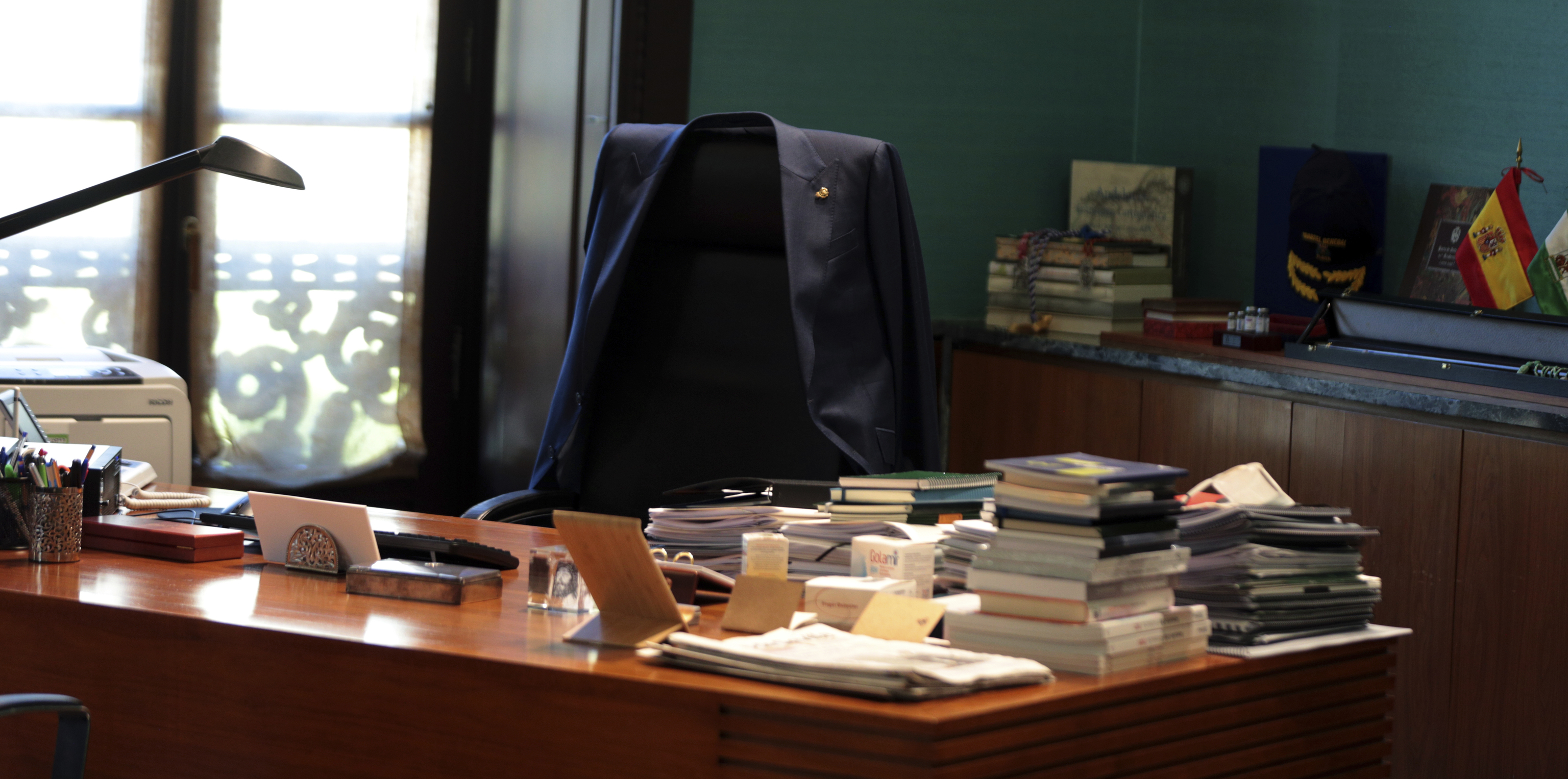 El despacho del presidente de la Junta, con su chaqueta en el respaldo de la silla, en el Palacio de San Telmo.