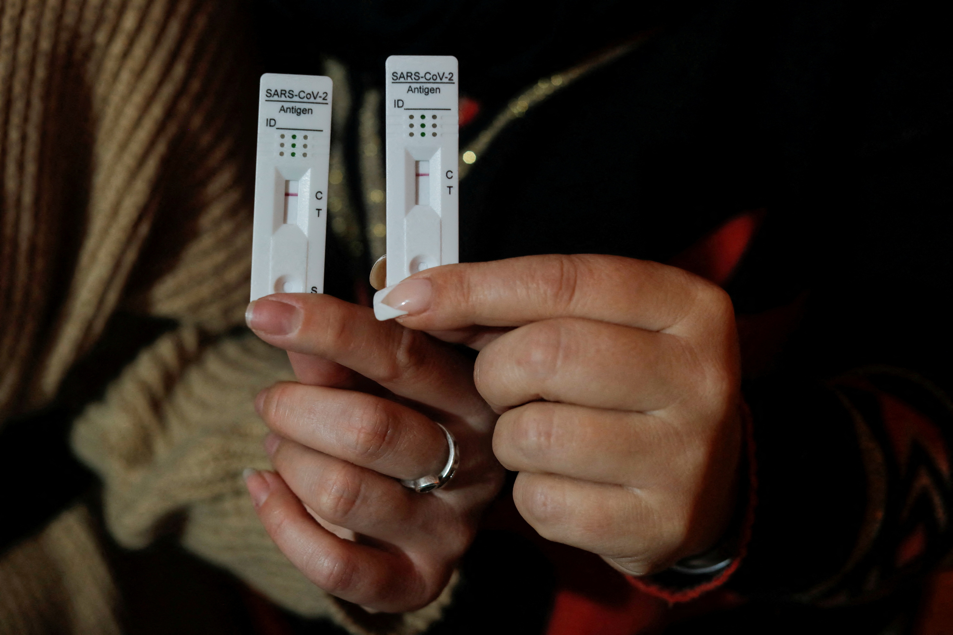 Dos mujeres muestran sus test de antígenos negativos en Málaga.