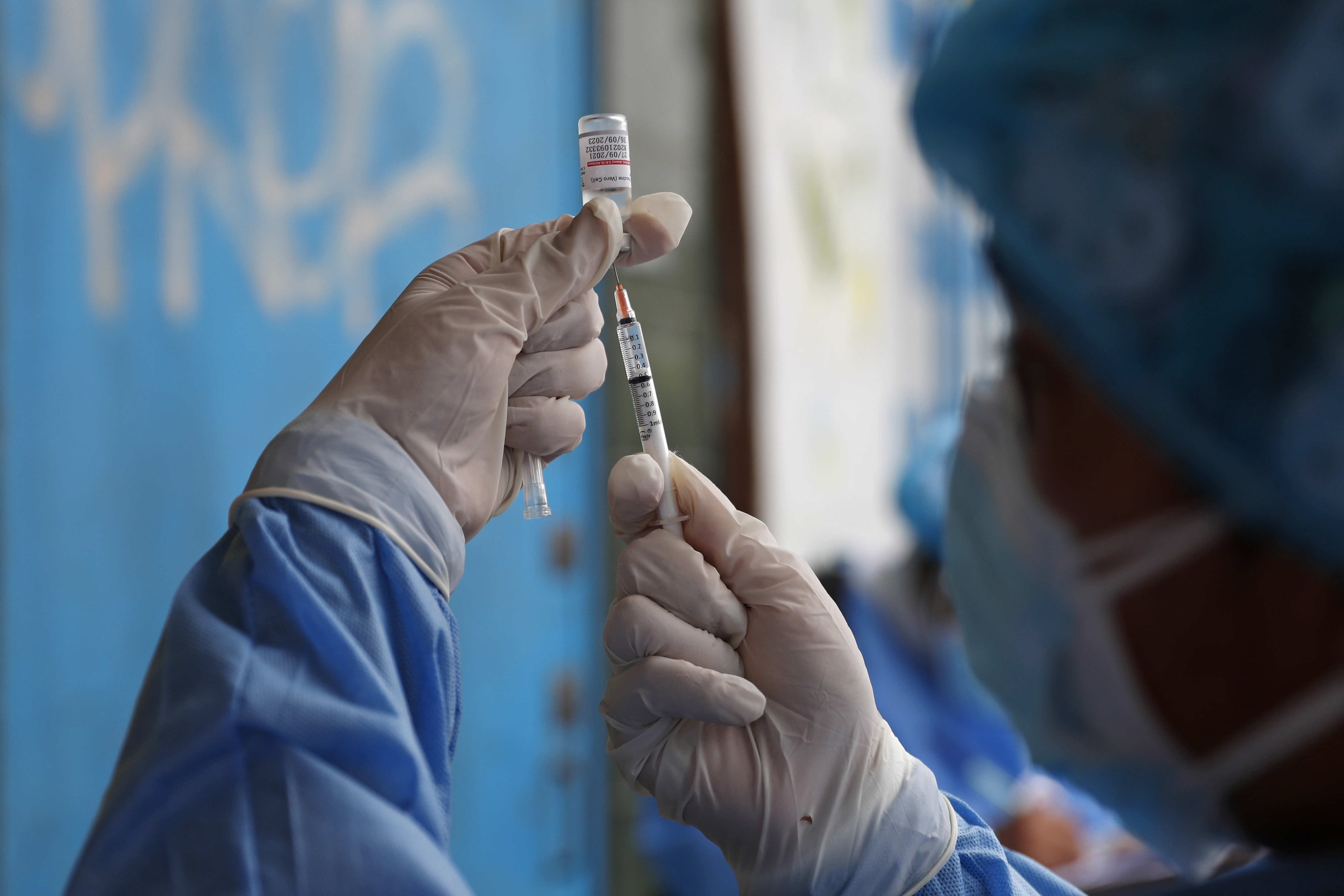 Un sanitario prepara la administracin de una tercera dosis de la vacuna contra el coronavirus en Lima (Per).