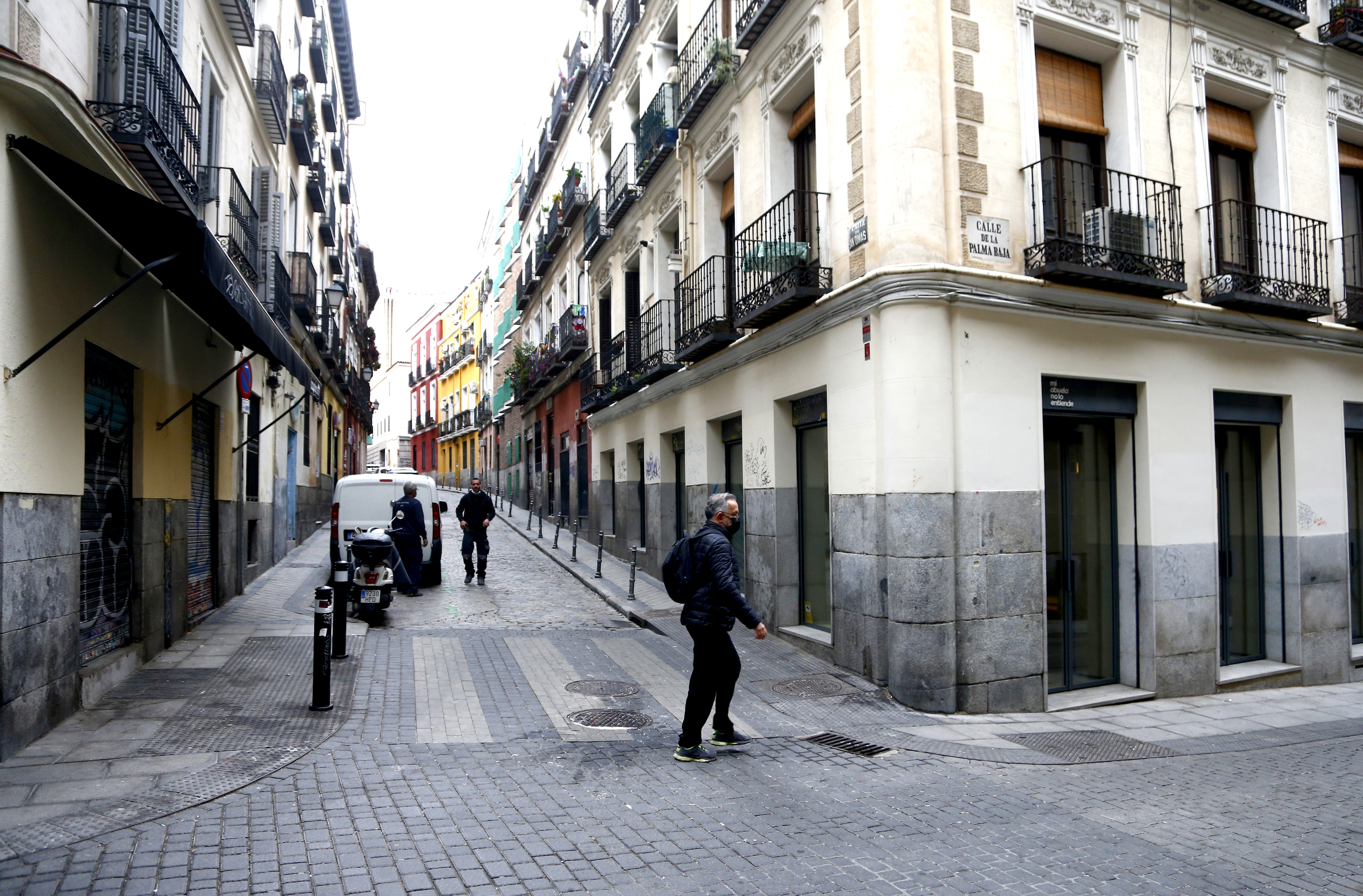 Esquina donde se ubica la vivienda realquilada de forma ilegal, en la calle de San Dimas, en el barrio de Malasaa de Madrid.