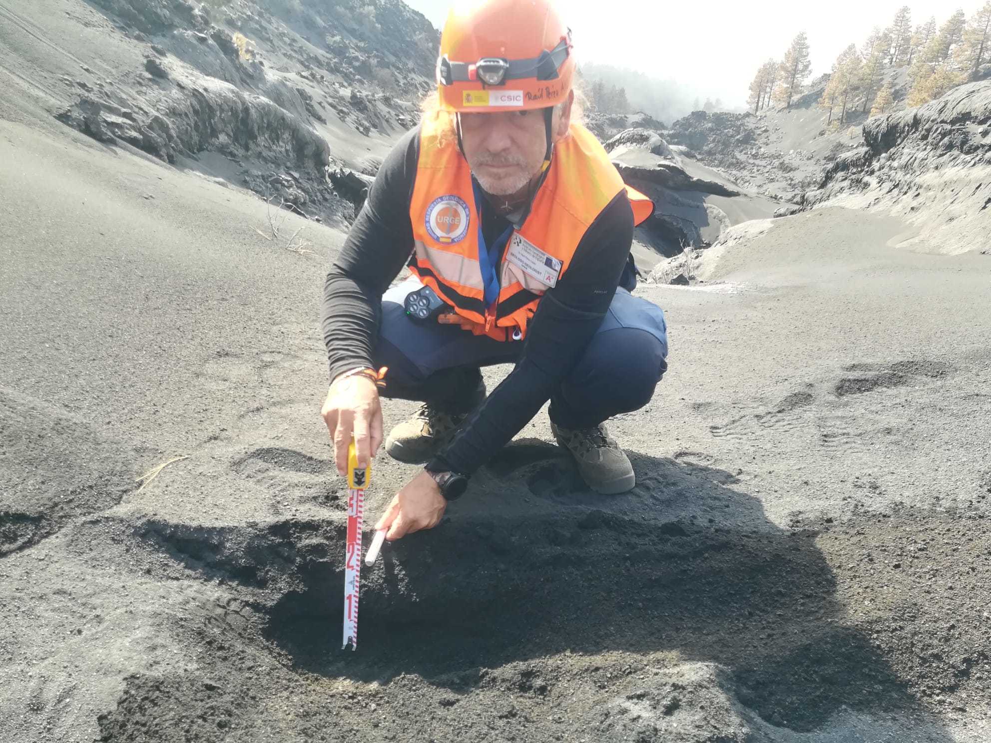 Raúl  Pérez, midiendo la acumulación de ceniza volcánica