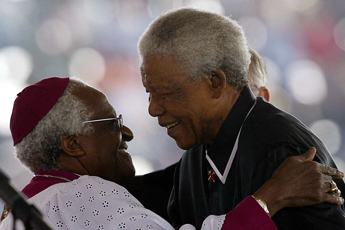 Desmond Tutu, dando un abrazo a Nelson Mandela.