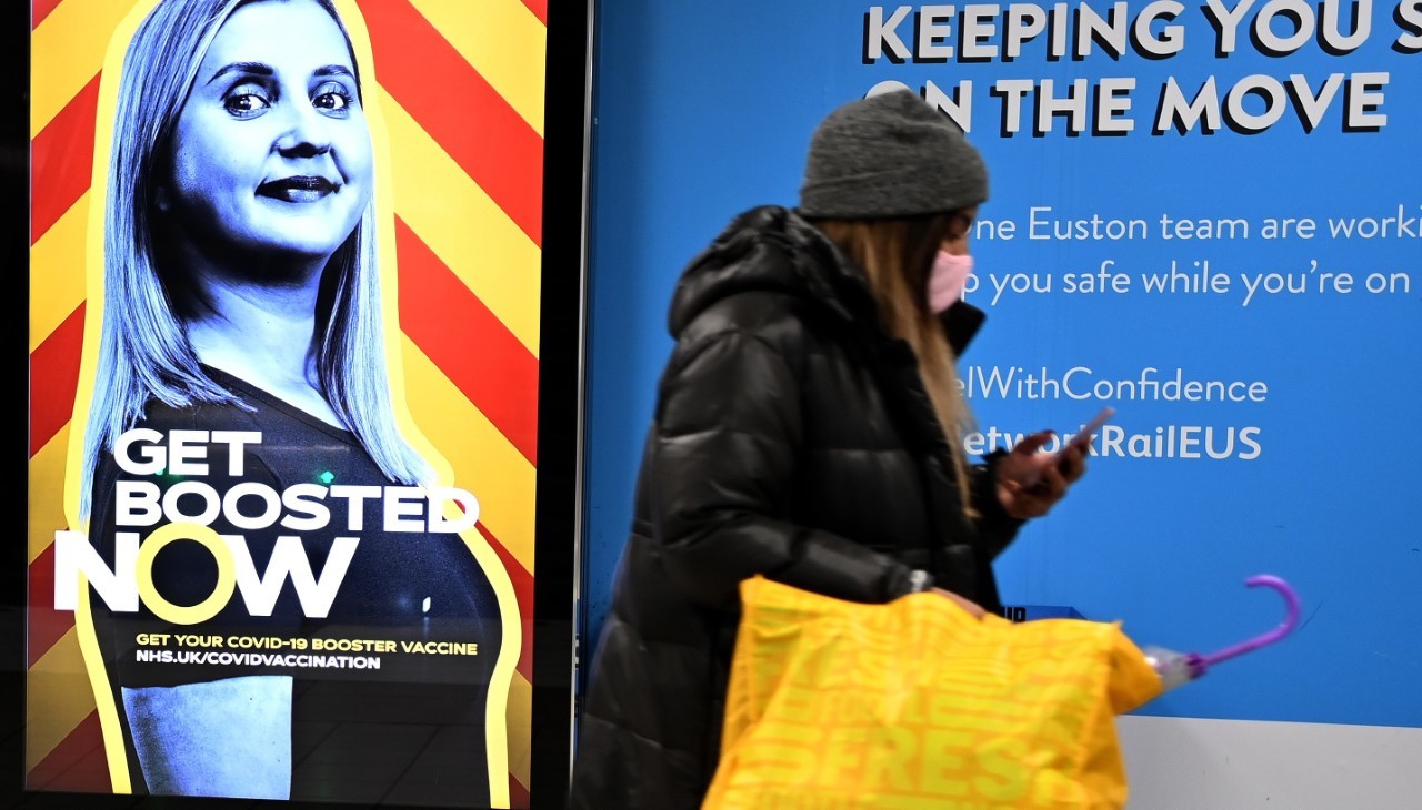 Una mujer pasa ante un cartel de vacunacin en Londres.