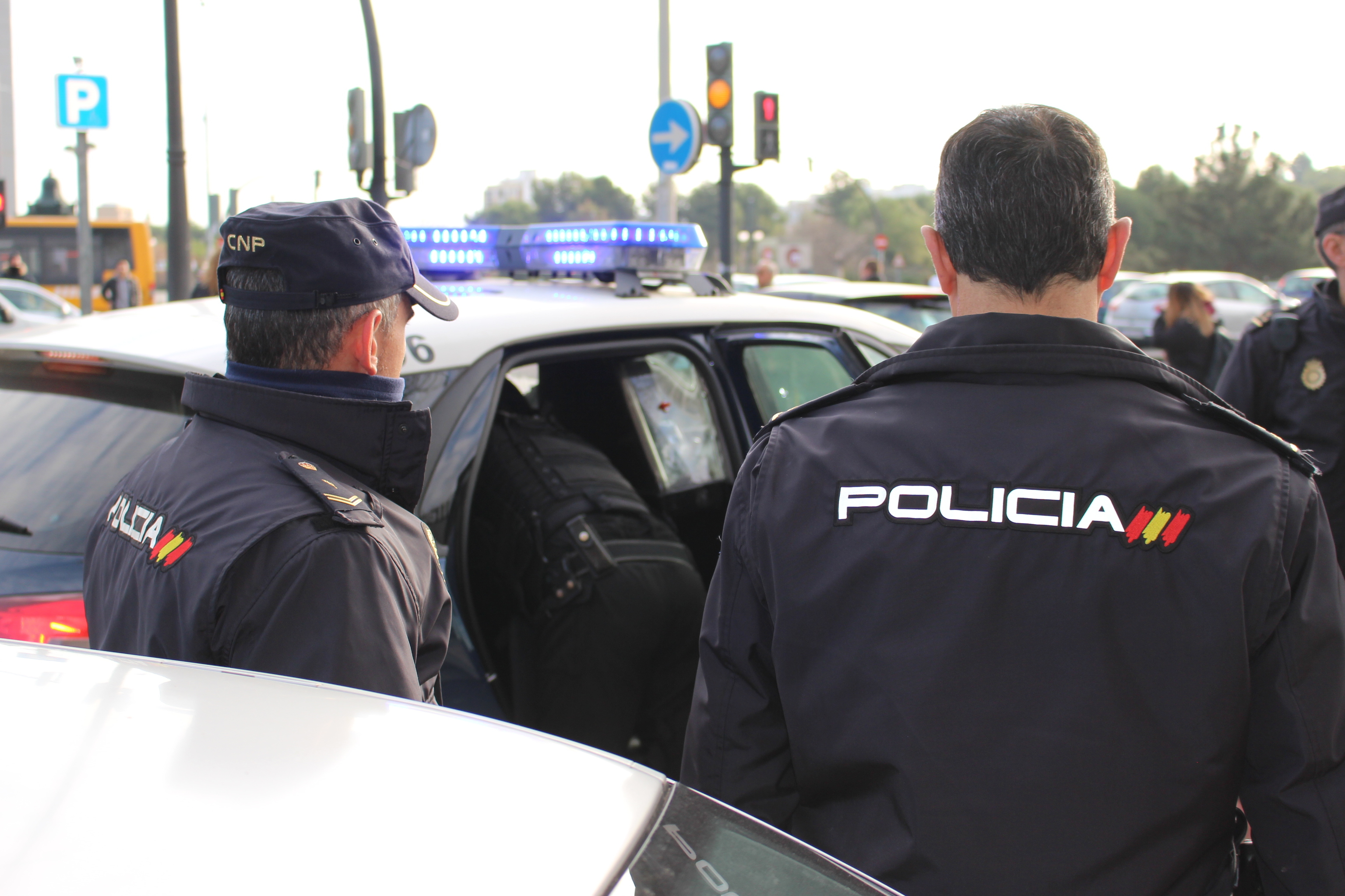 Dos agentes de la Polica Nacional.