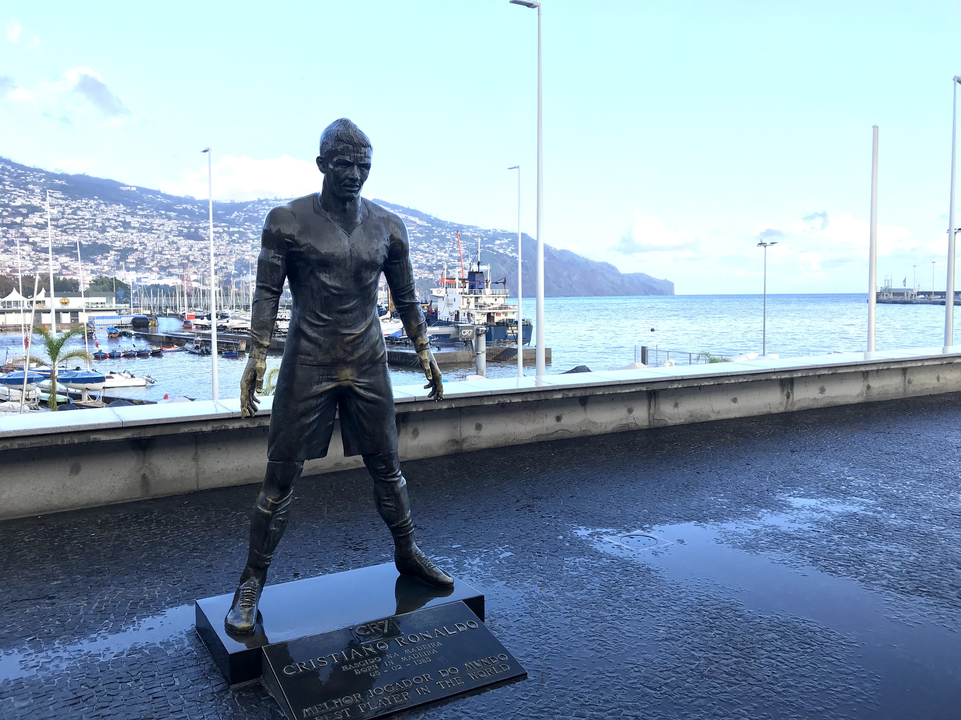 Estatua de Cristiano Ronaldo en el exterior de su museo en Funchal.