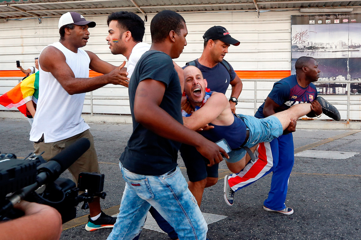 Un activista LGBTI es detenido en La Habana, en 2019.