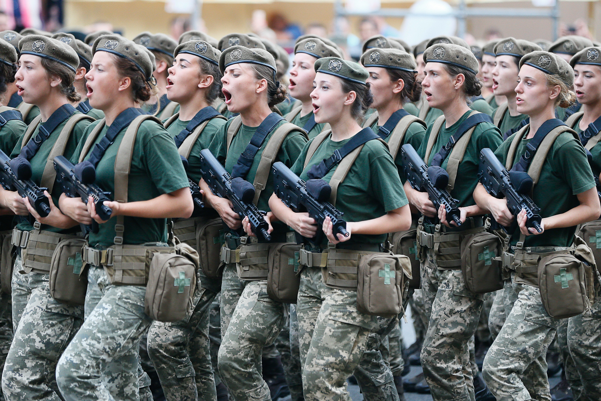 Mujeres militares desfilan en 2018 en Kiev.