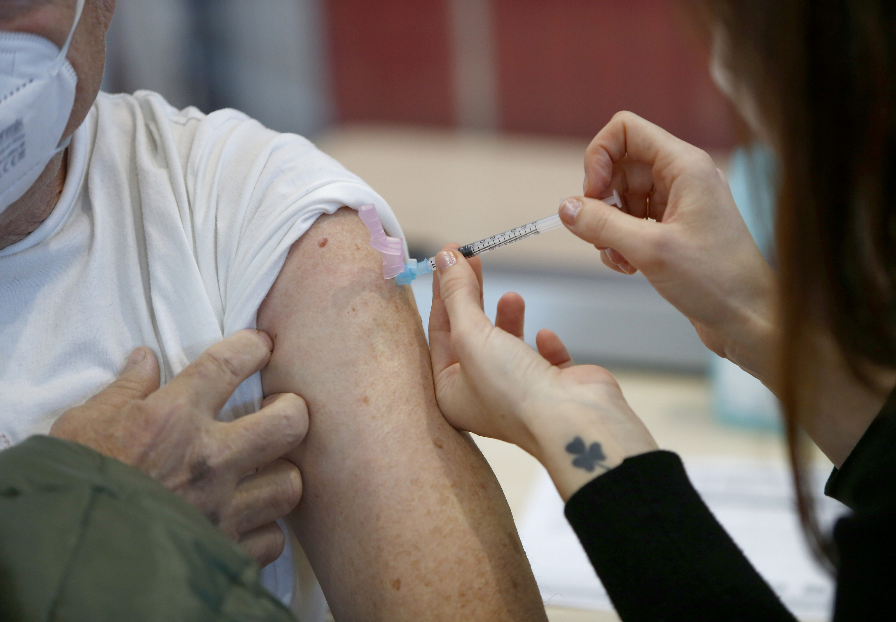 Una persona recibe una vacuna contra el Covid en el Hospital Puerta de Hierro de Majadahonda (Madrid).