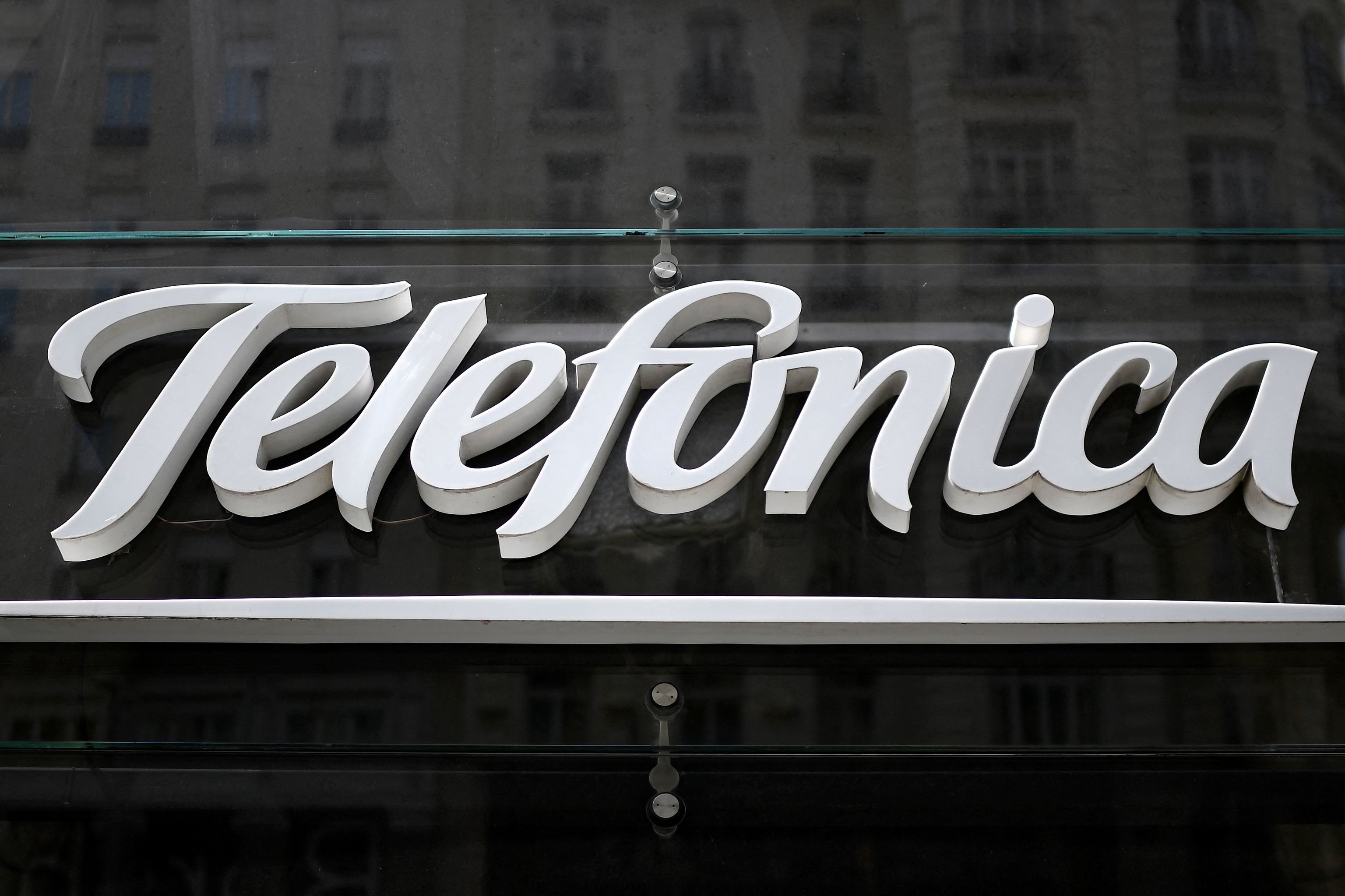 Telefónica acuerda con los sindicatos suprimir 2.700 puestos de trabajo en España